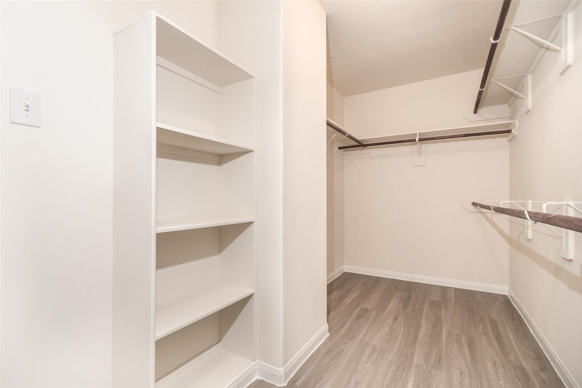 3910 Lexington Grove Court, Missouri City, TX 77459 Photos may be representative of the floor plan and not the exact home. Finishes, layout, and features of the actual property for lease may vary.