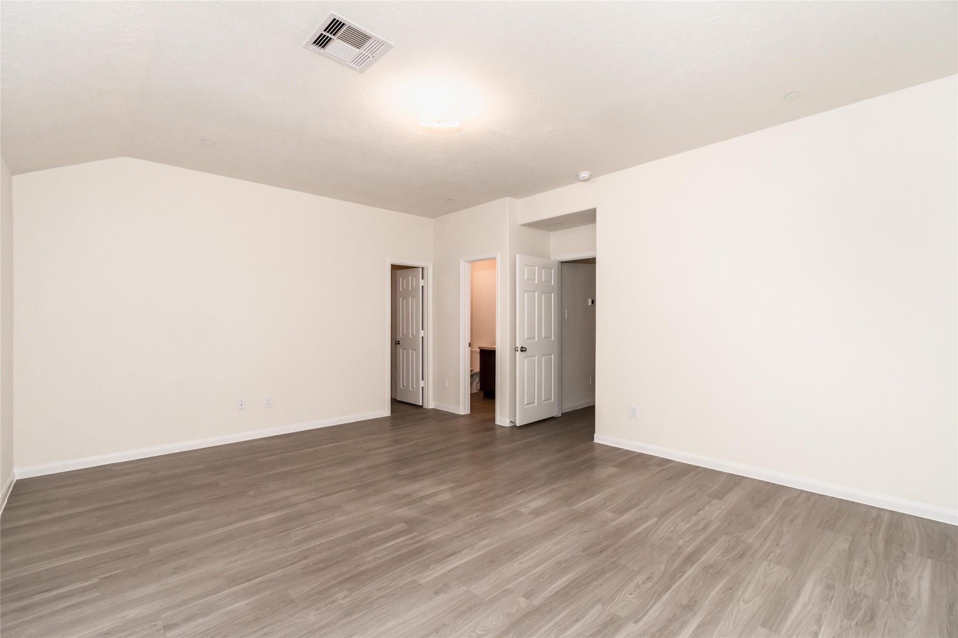 3910 Lexington Grove Court, Missouri City, TX 77459 Photos may be representative of the floor plan and not the exact home. Finishes, layout, and features of the actual property for lease may vary.