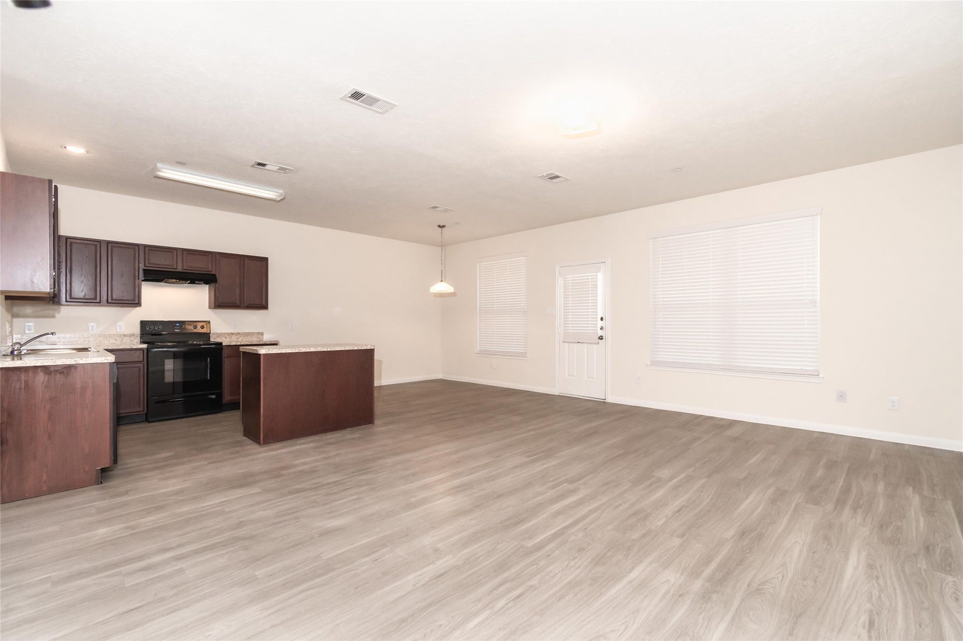 3910 Lexington Grove Court, Missouri City, TX 77459 Photos may be representative of the floor plan and not the exact home. Finishes, layout, and features of the actual property for lease may vary.