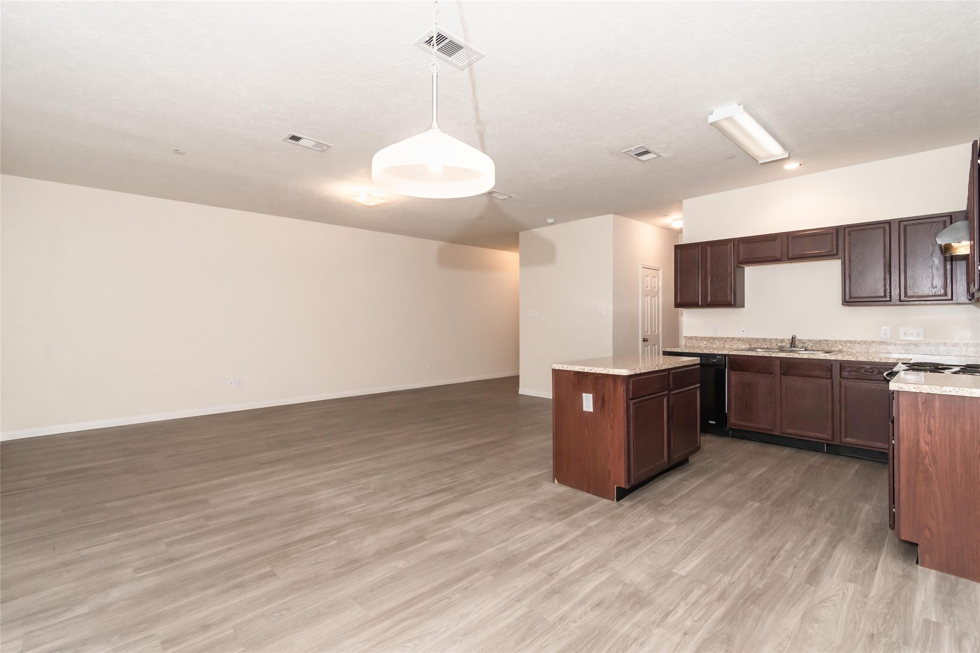 3910 Lexington Grove Court, Missouri City, TX 77459 Photos may be representative of the floor plan and not the exact home. Finishes, layout, and features of the actual property for lease may vary.