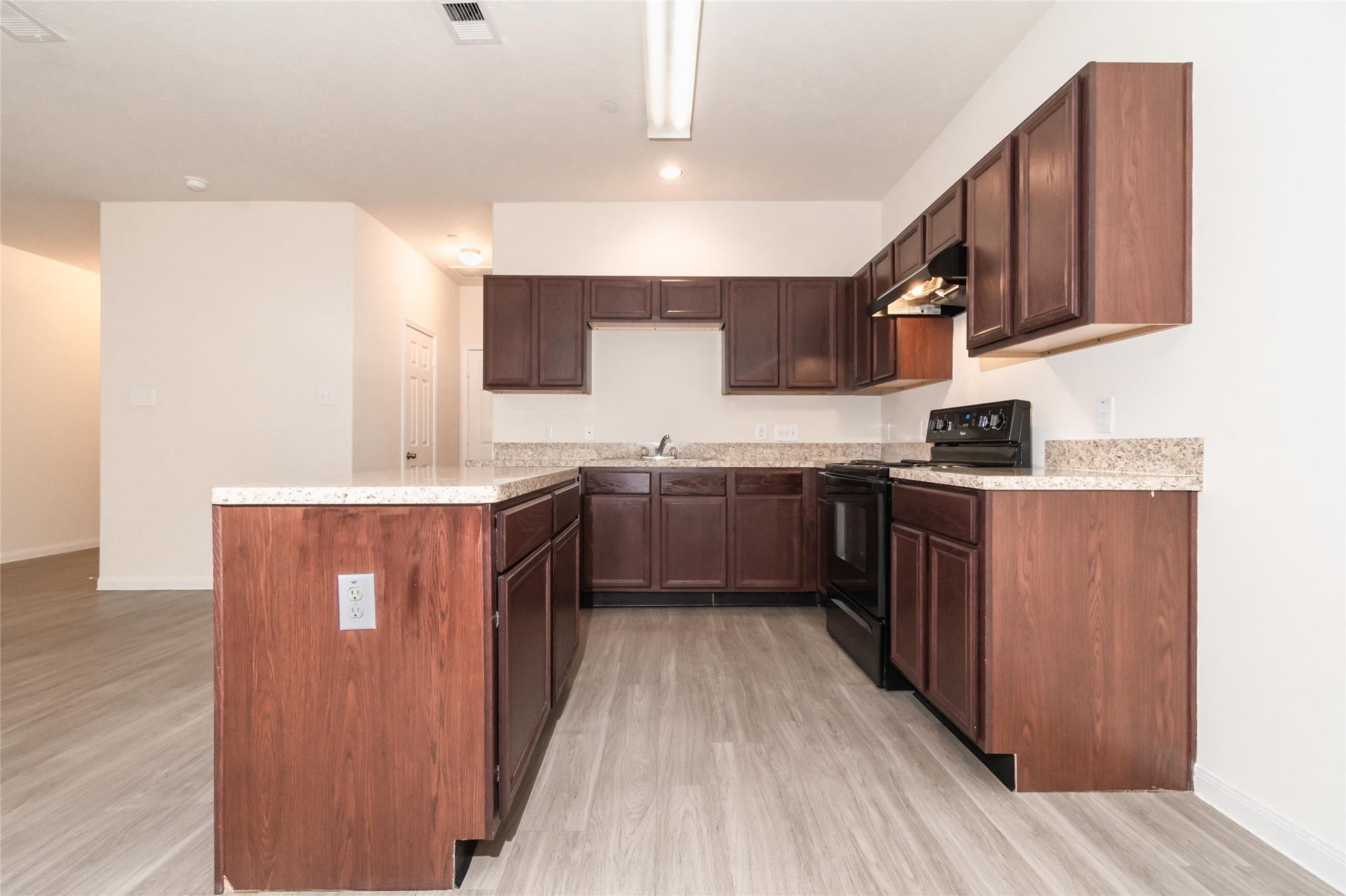 3910 Lexington Grove Court, Missouri City, TX 77459 Photos may be representative of the floor plan and not the exact home. Finishes, layout, and features of the actual property for lease may vary.