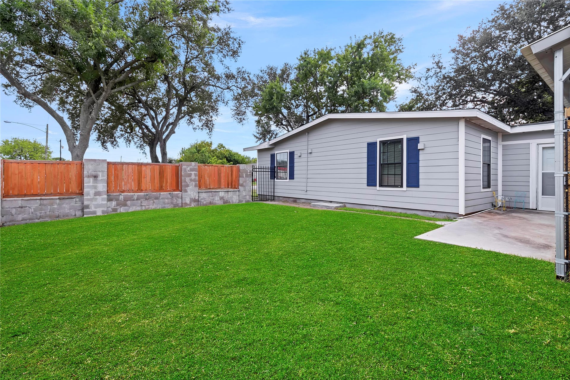 604 19th Avenue N, Texas City, TX 77590 Spacious backyard surrounded by privacy fencing, providing plenty of room for outdoor living, pets, or entertaining.