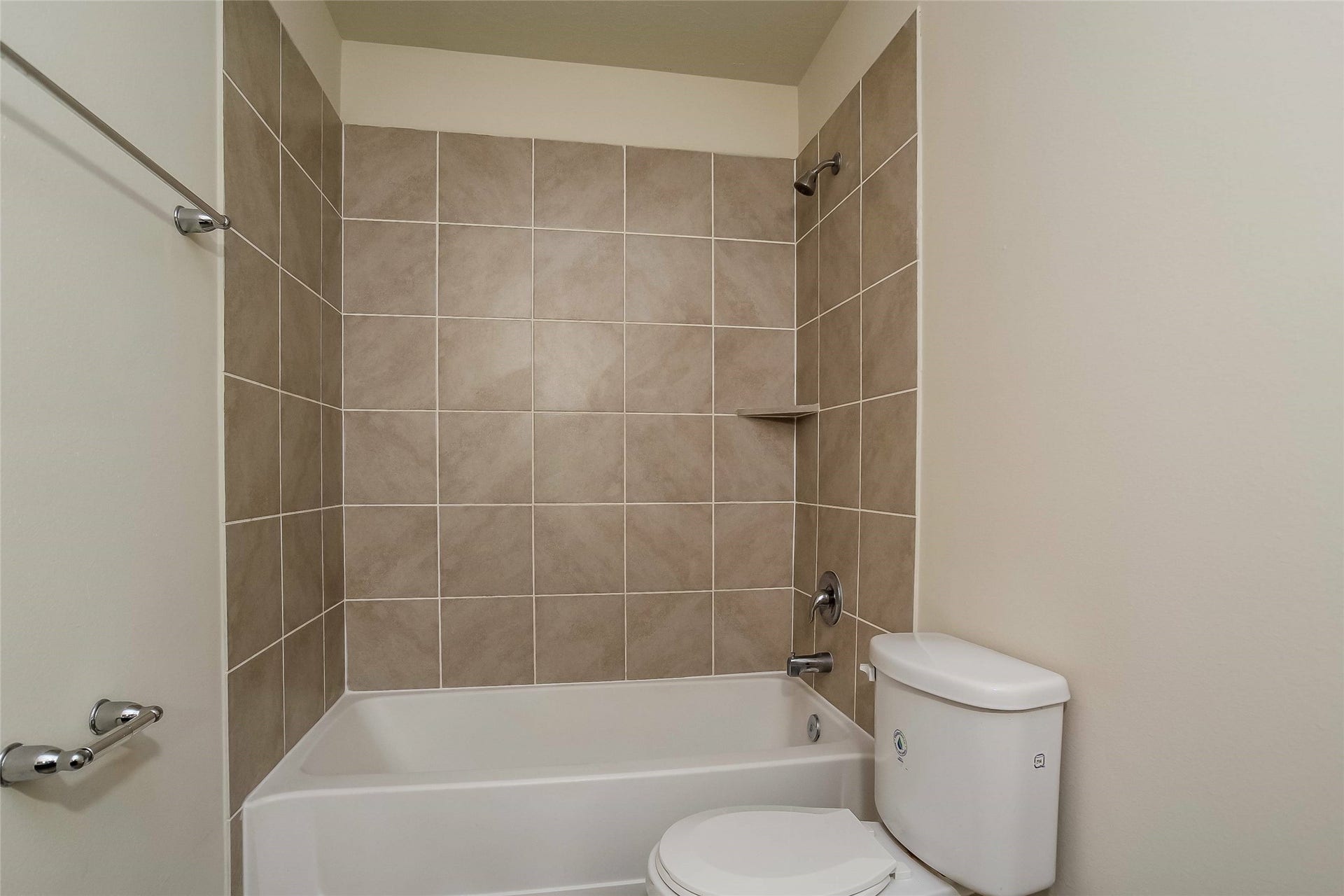 12223 Gemma Lane, Houston, TX 77044 Photos may be representative of the floor plan and not the exact home. Finishes, layout, and features of the actual property for lease may vary.