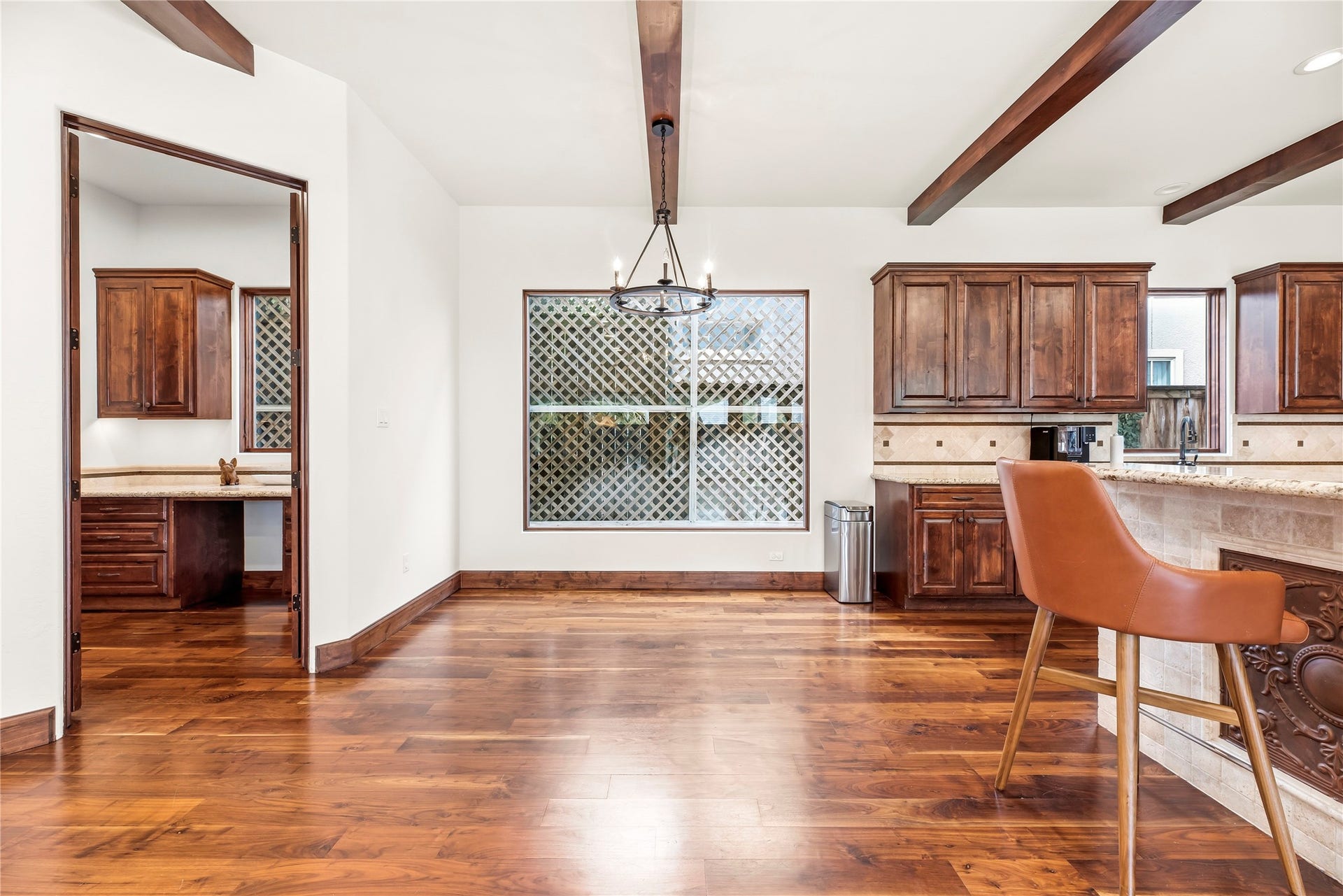 3803 Drake Street, Houston, TX 77005 Adjacent to the kitchen, the bright breakfast area offers a comfortable spot for casual meals with views of the backyard greenery through large windows.