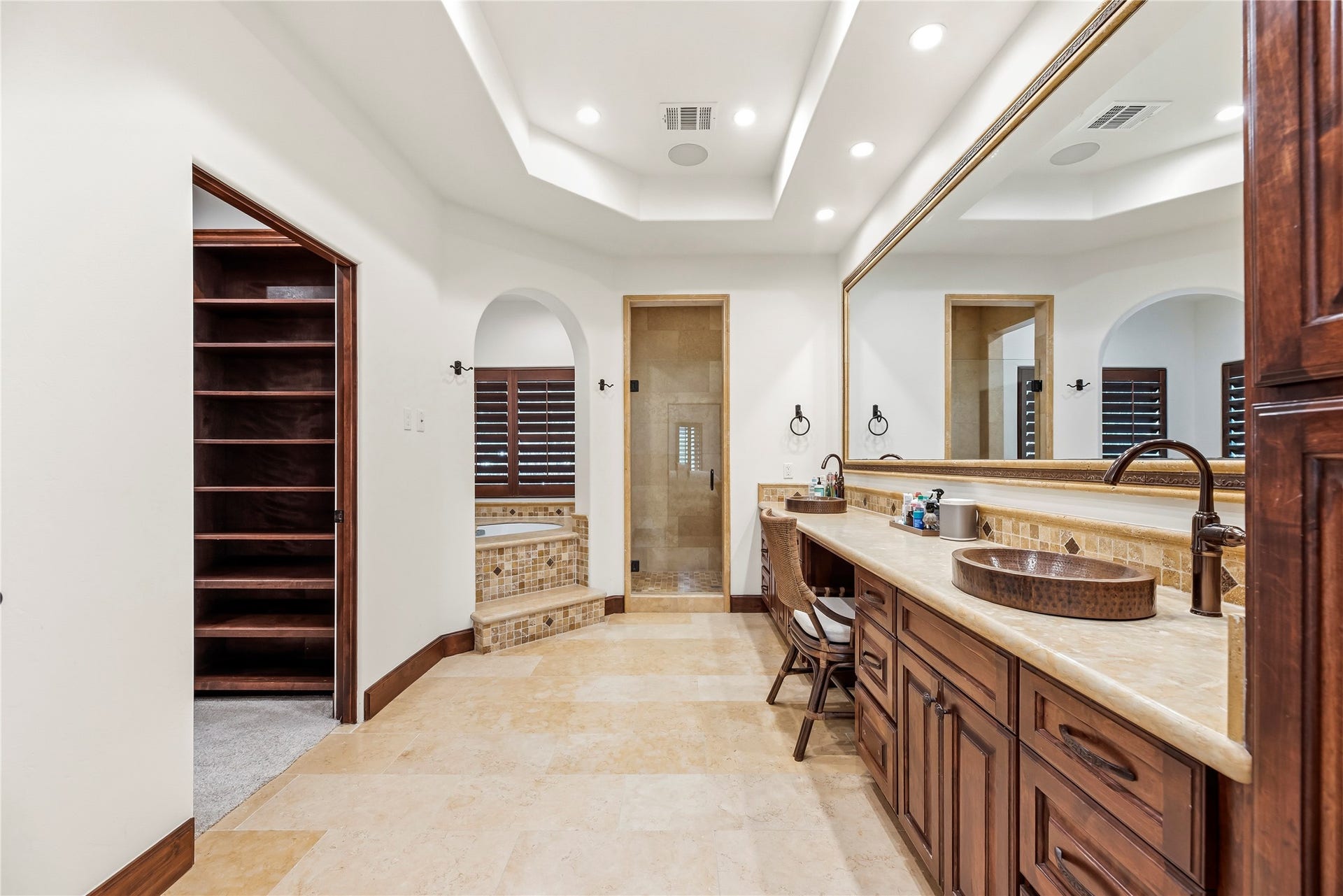 3803 Drake Street, Houston, TX 77005 The Primary Suites en-suite bath serves as a private spa with a jetted tub, separate shower, double sinks, and a generous walk-in closet for organized luxury.