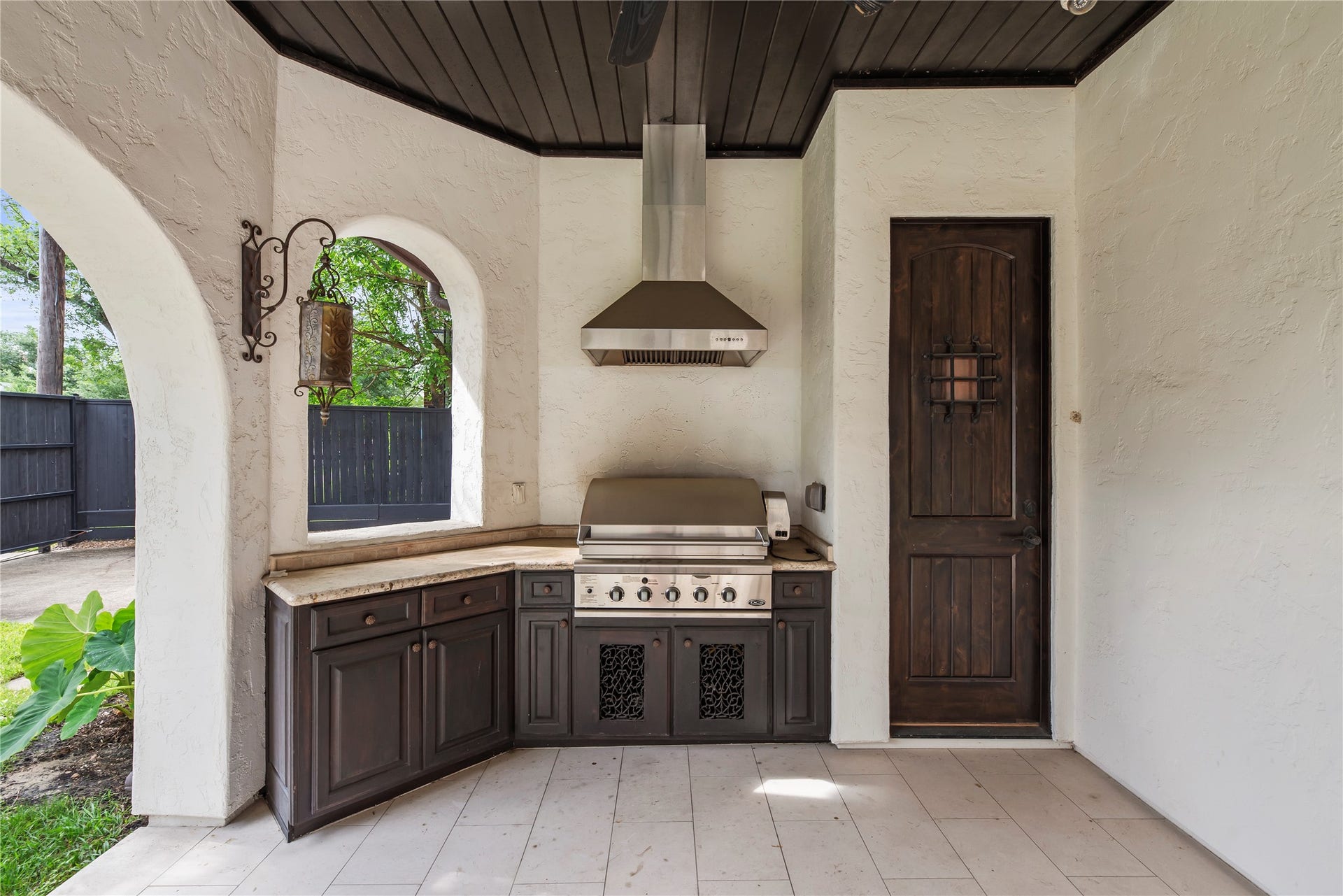 3803 Drake Street, Houston, TX 77005 A professional-grade outdoor kitchen features a built-in gas grill and granite countertops, allowing for a refined dining experience in the open air.