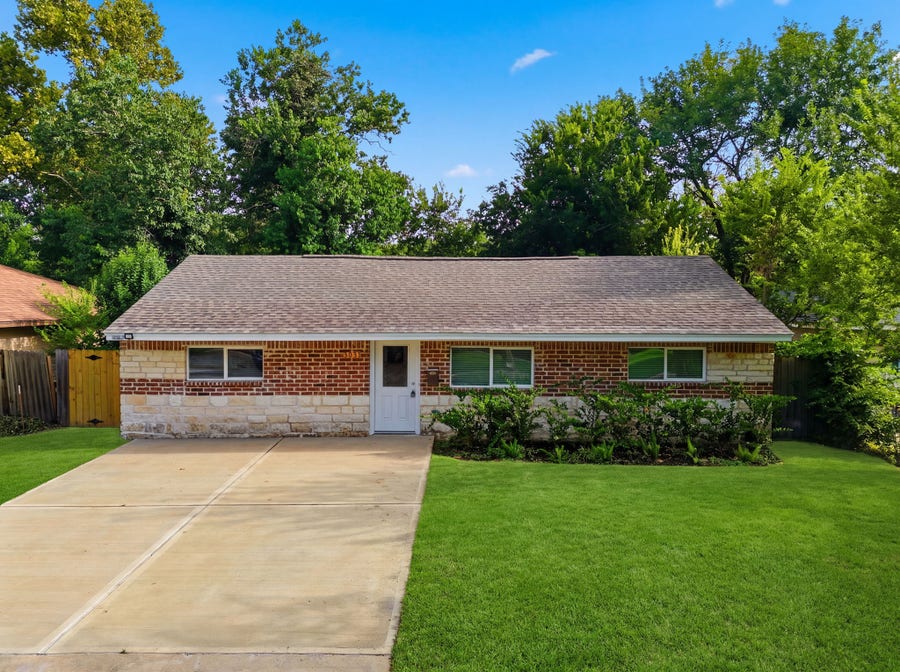 Property photo for 3031 Sunnydale Drive, Houston, TX
