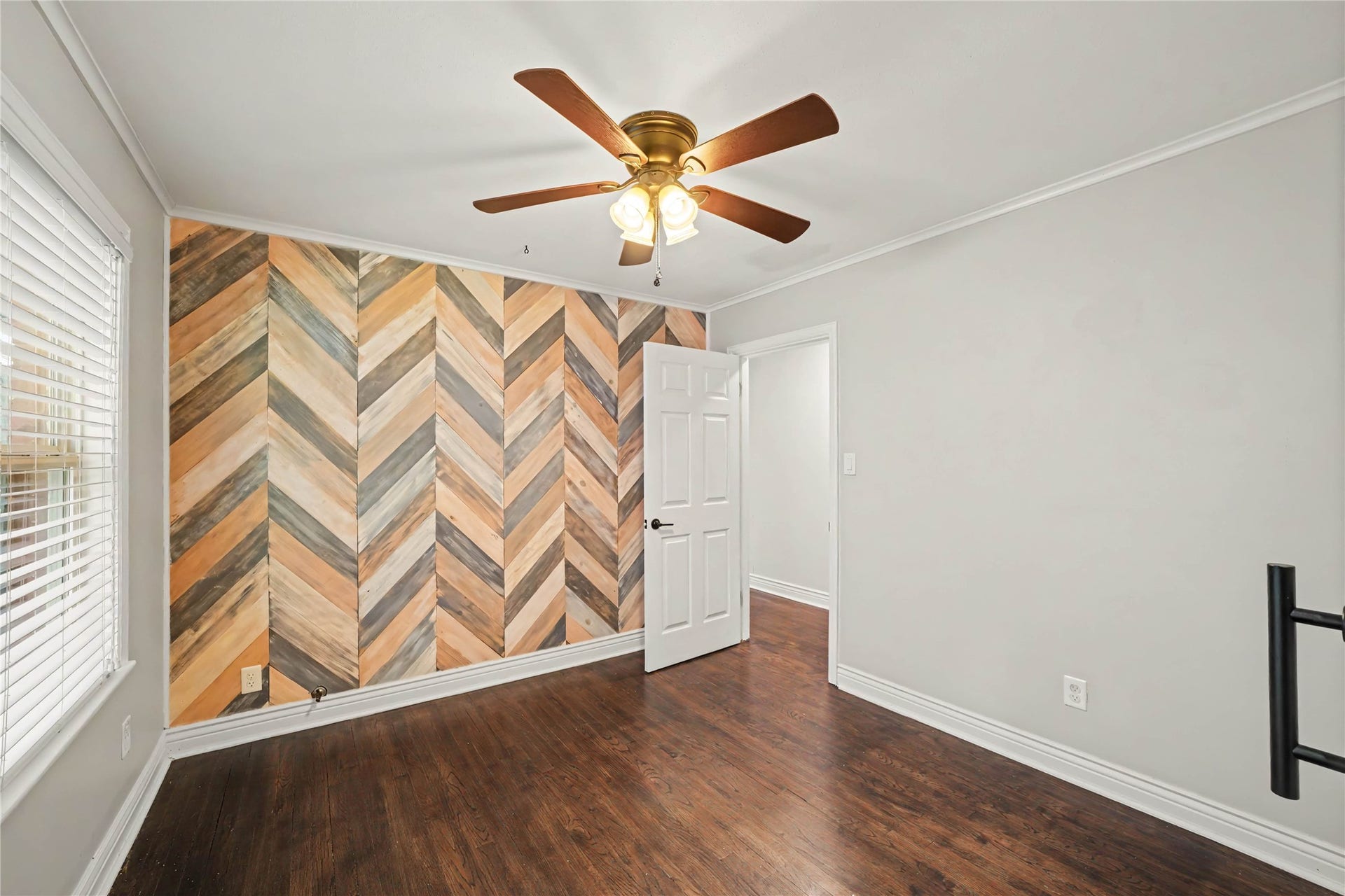4709 Sanborn Drive, Houston, TX 77092 The middle bedroom also has a decorative accent wall.