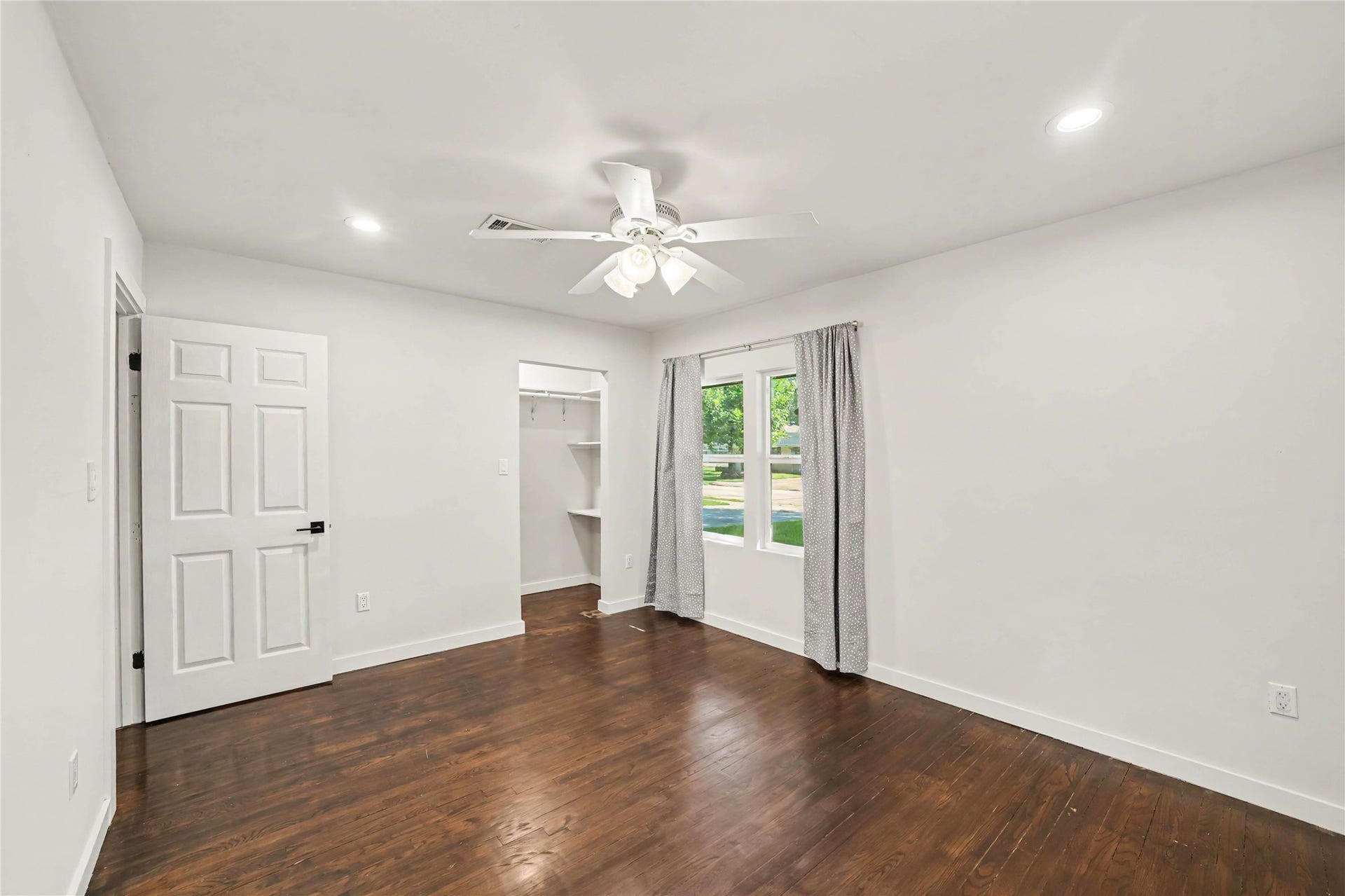 4709 Sanborn Drive, Houston, TX 77092 It also has a great closet and lots of natural light.