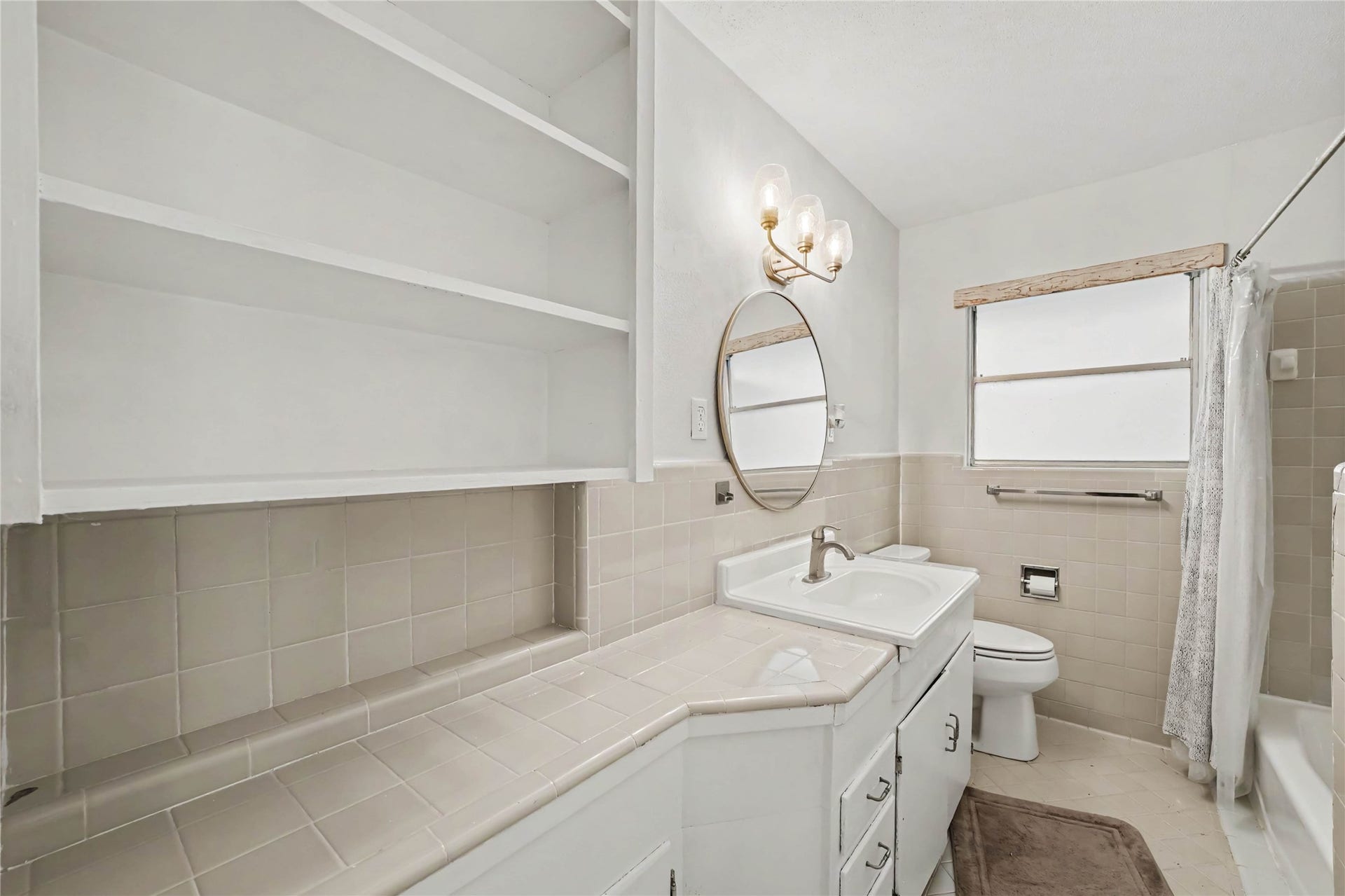 4709 Sanborn Drive, Houston, TX 77092 The secondary bath is classic! It's so easy to tear all this out and put new stuff in but it's just not the same.