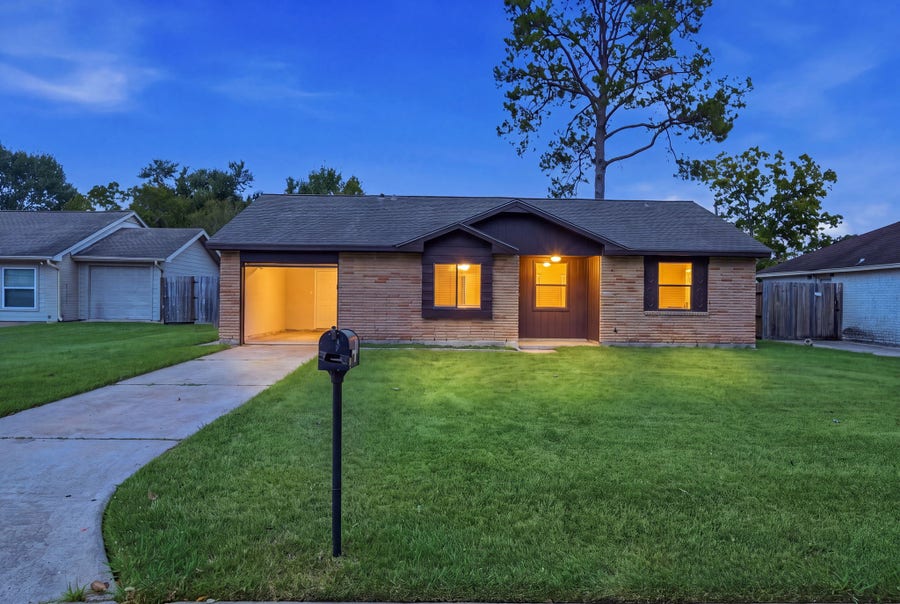 Property photo for 802 E Stadium Court, Friendswood, TX
