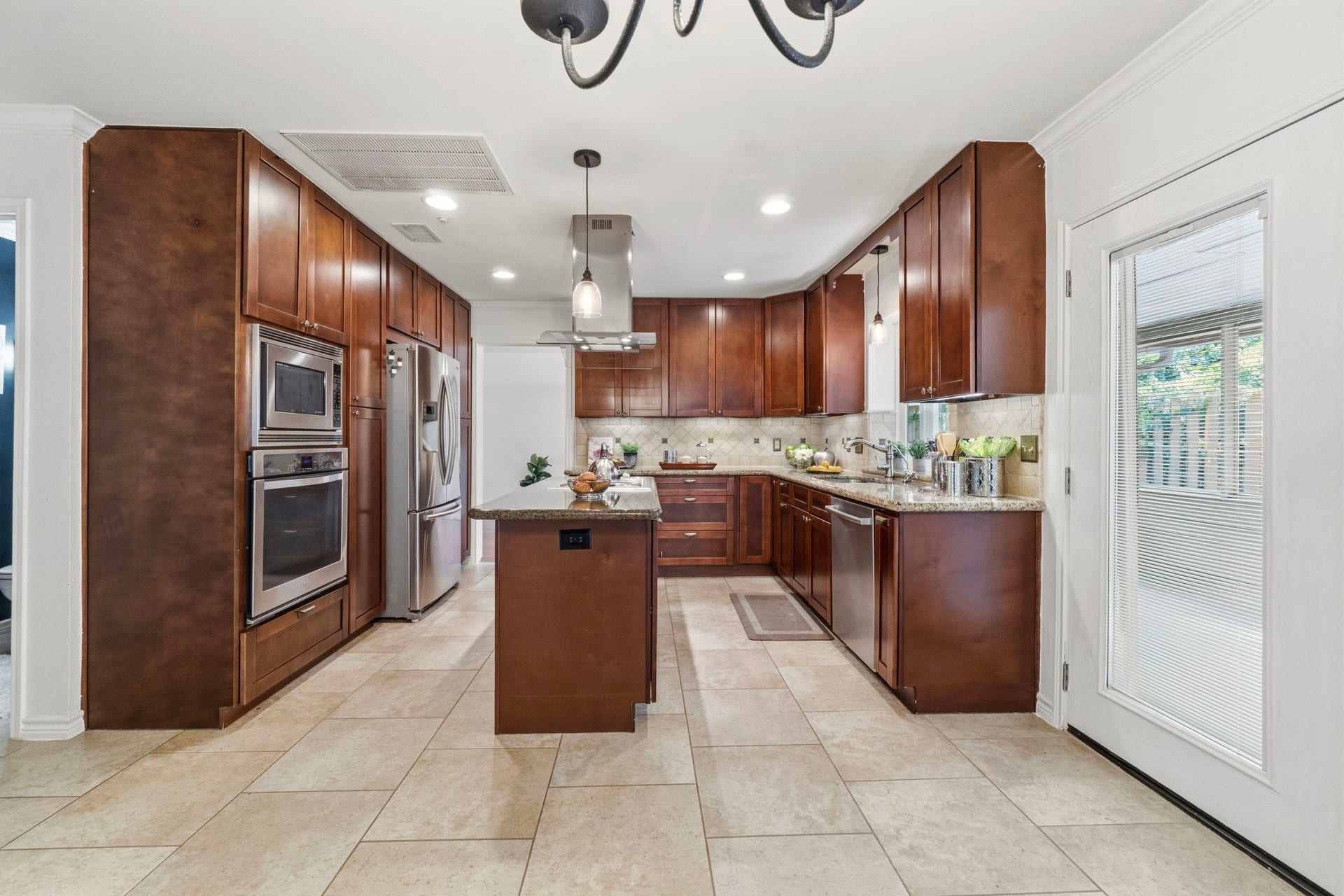 11 Thorn Berry Place, The Woodlands, TX 77381 11 Thorn Berry Place, The Woodlands, TX 77381