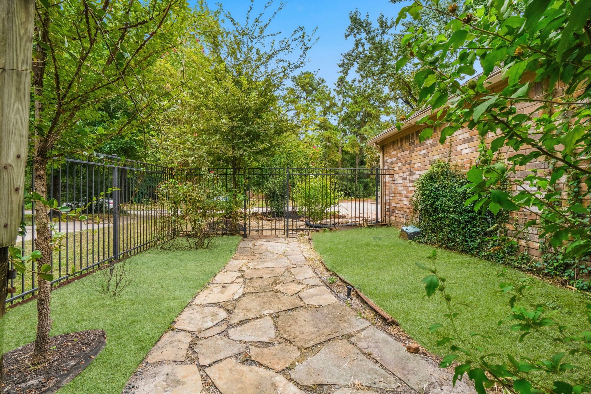 11 Thorn Berry Place, The Woodlands, TX 77381 11 Thorn Berry Place, The Woodlands, TX 77381