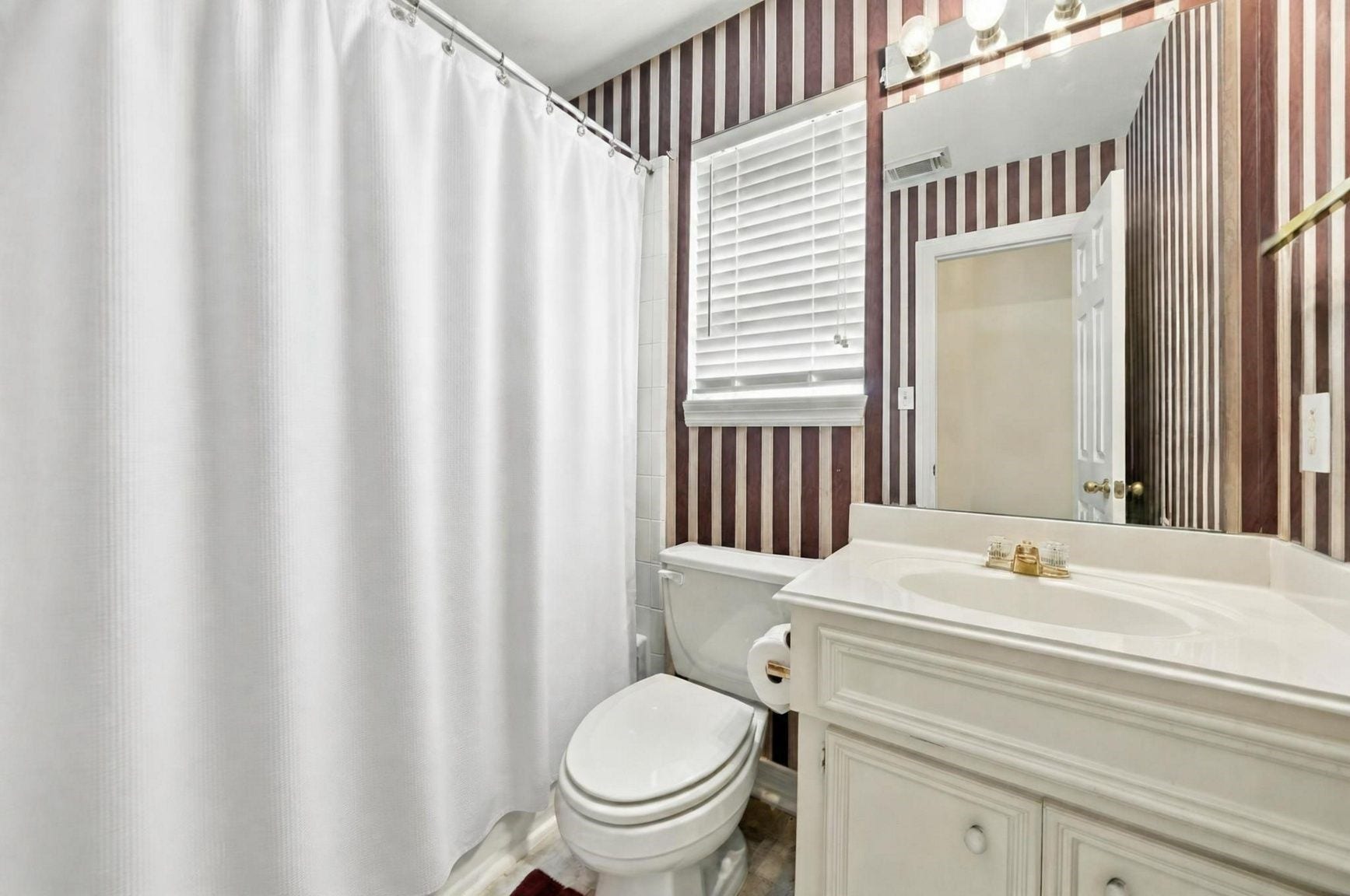 4907 Cambridge Street, Sugar Land, TX 77479 The third full bathroom located on the second floor.