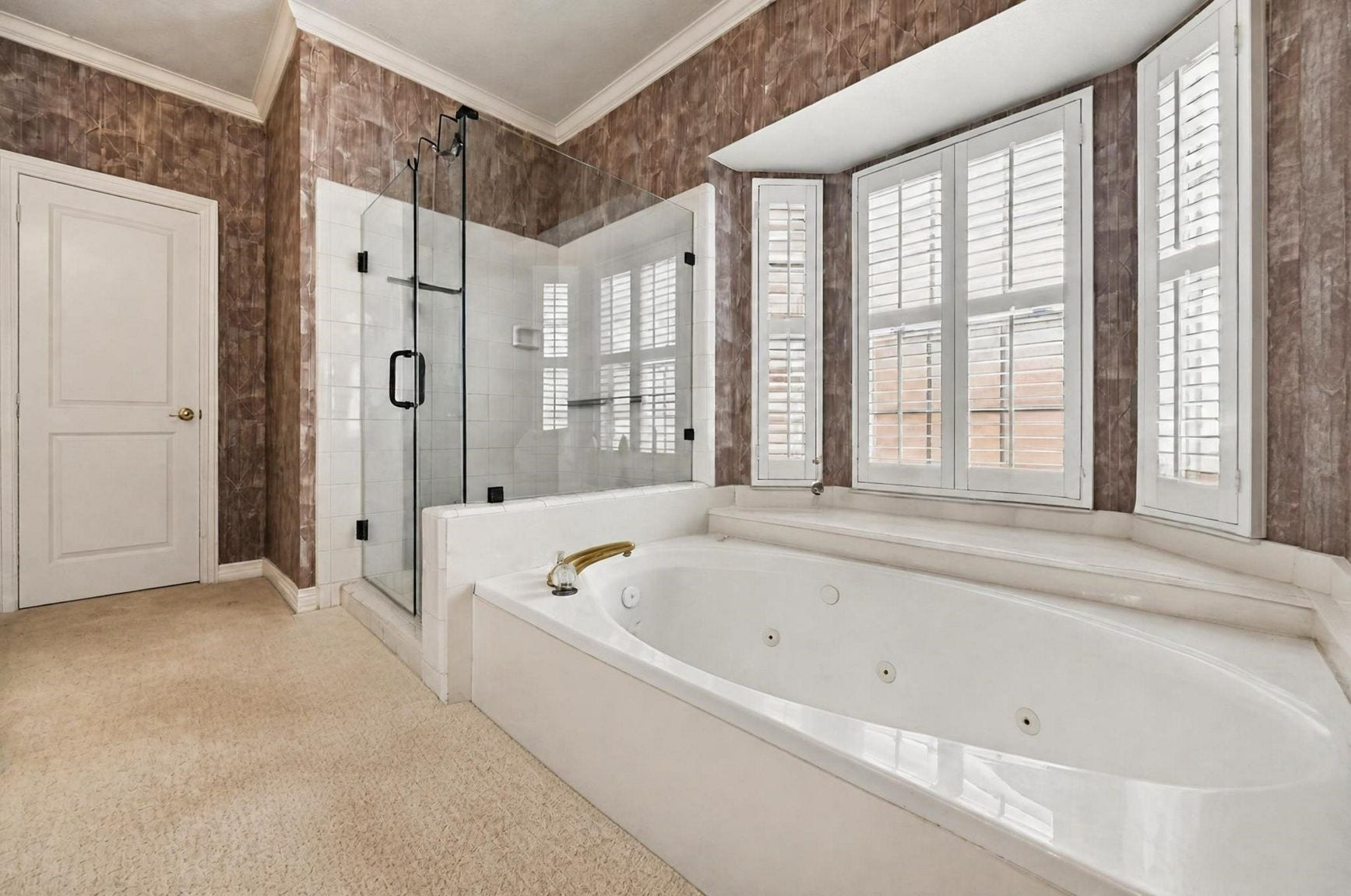 4907 Cambridge Street, Sugar Land, TX 77479 The primary en-suite leading to the walk in closet.