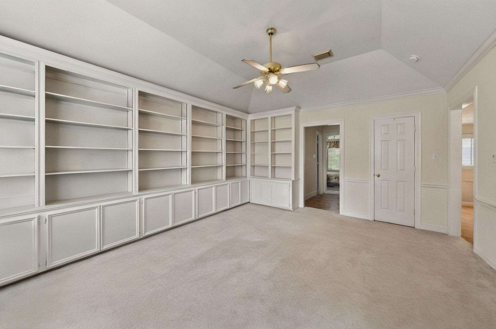 4907 Cambridge Street, Sugar Land, TX 77479 The family room upstairs. Note the crown molding that is installed throughout the home.