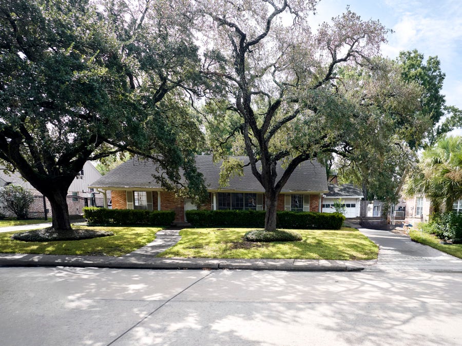 Property photo for 7811 Meadow Lake Ln, Houston, TX