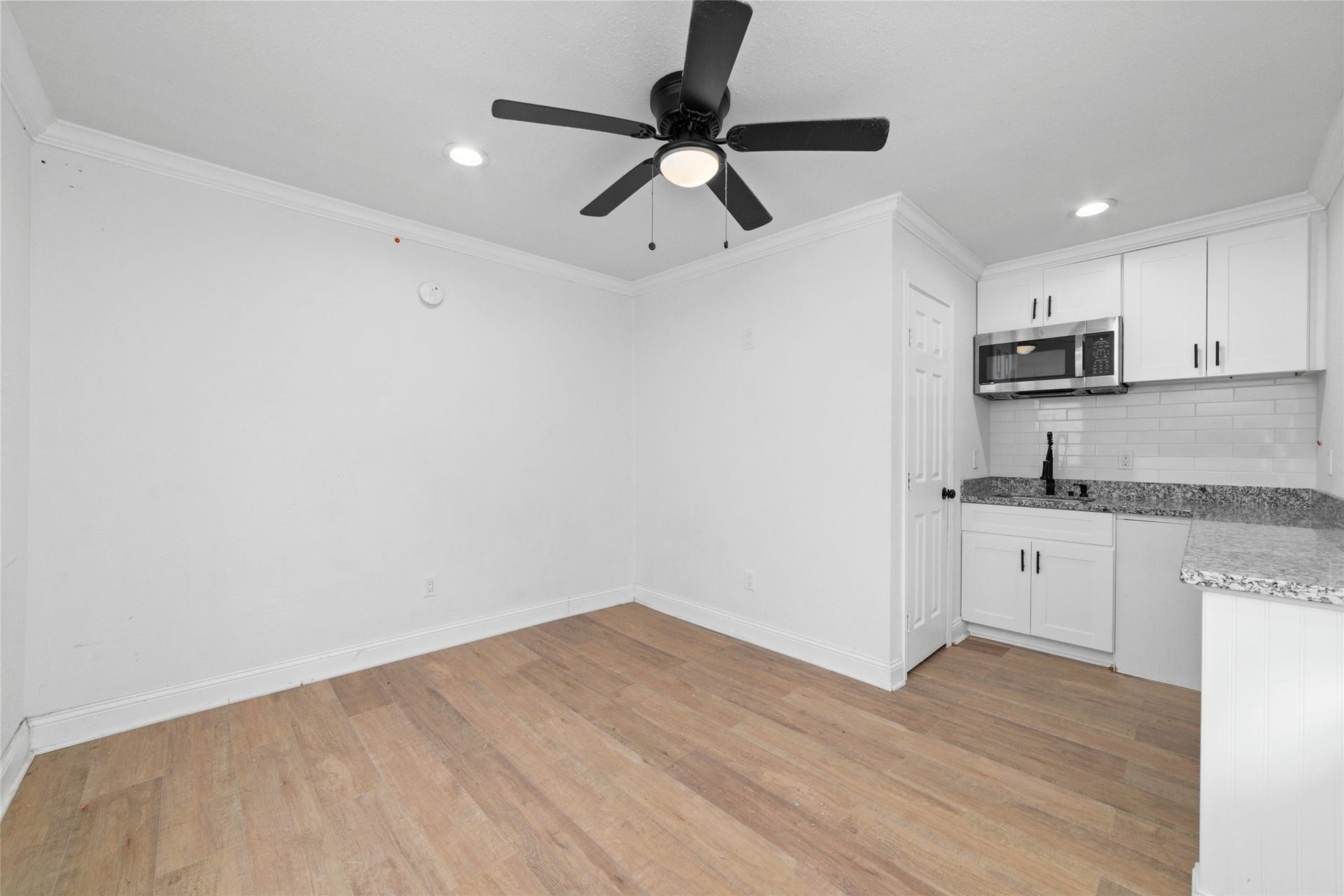 7125 Conley Street, Houston, TX 77021 Welcome inside this second dwelling. Same layout as the other, just reversed.