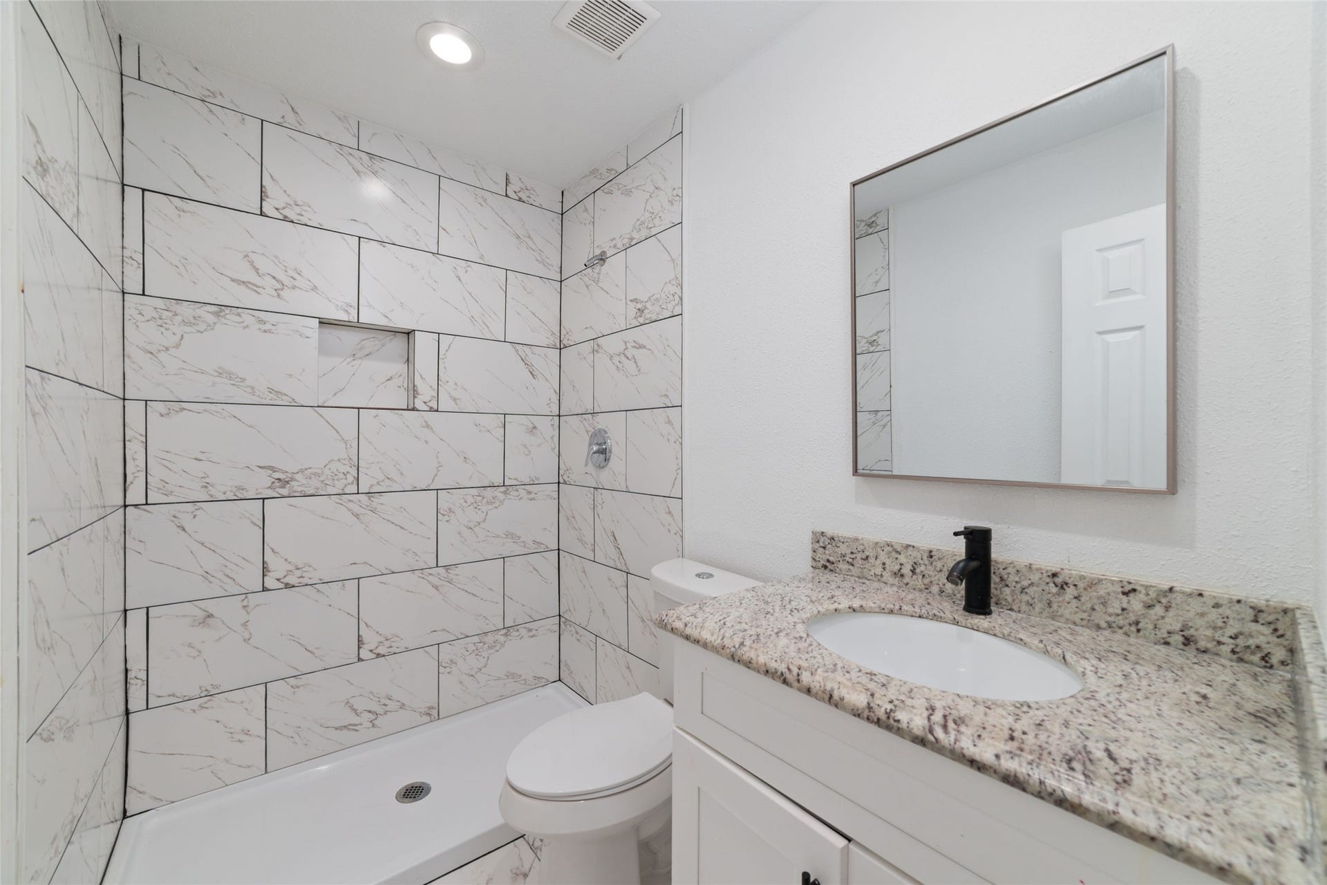 7125 Conley Street, Houston, TX 77021 Another full bathroom with stand up shower.