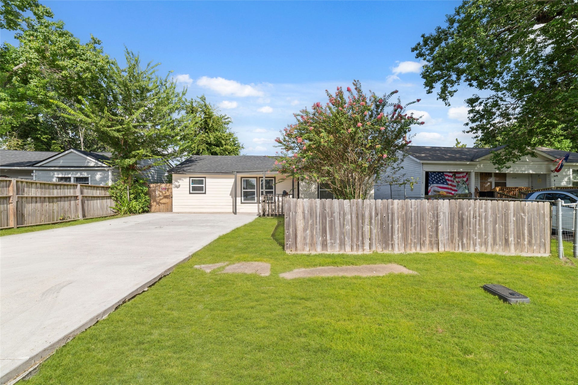 7125 Conley Street, Houston, TX 77021 Another view of this spacious yard and long driveway that can hold 6 cars.