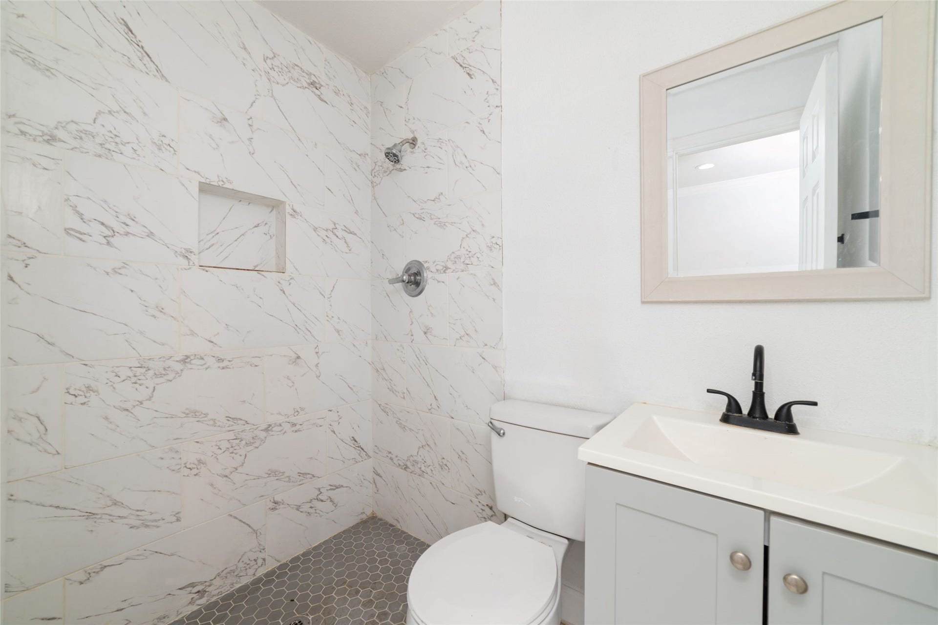 7125 Conley Street, Houston, TX 77021 Bathroom inside this dwelling.