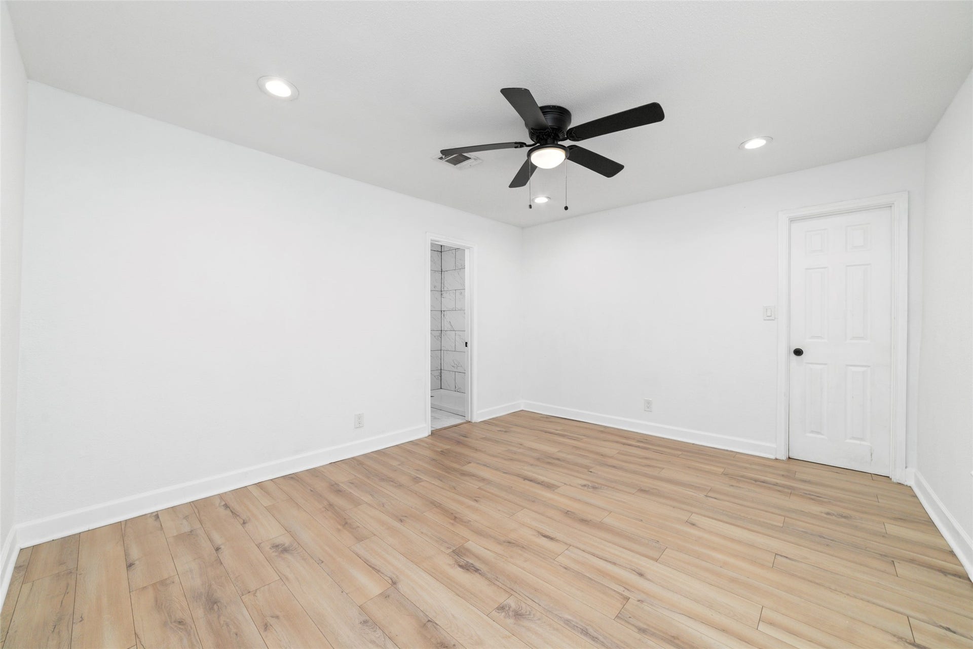 7125 Conley Street, Houston, TX 77021 Bedroom with en-suite bathroom.