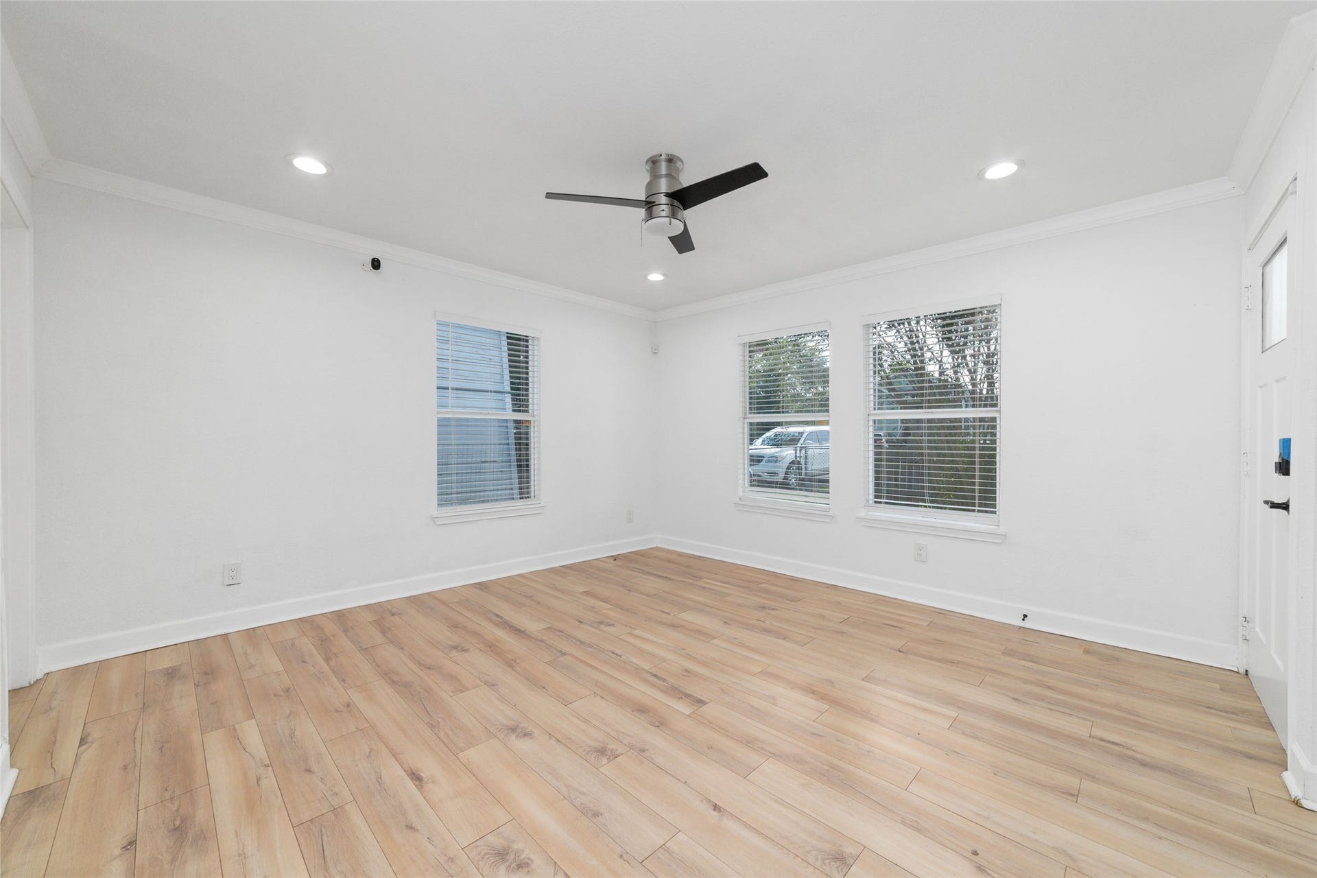 7125 Conley Street, Houston, TX 77021 The living room has three windows that allow for ample natural light.