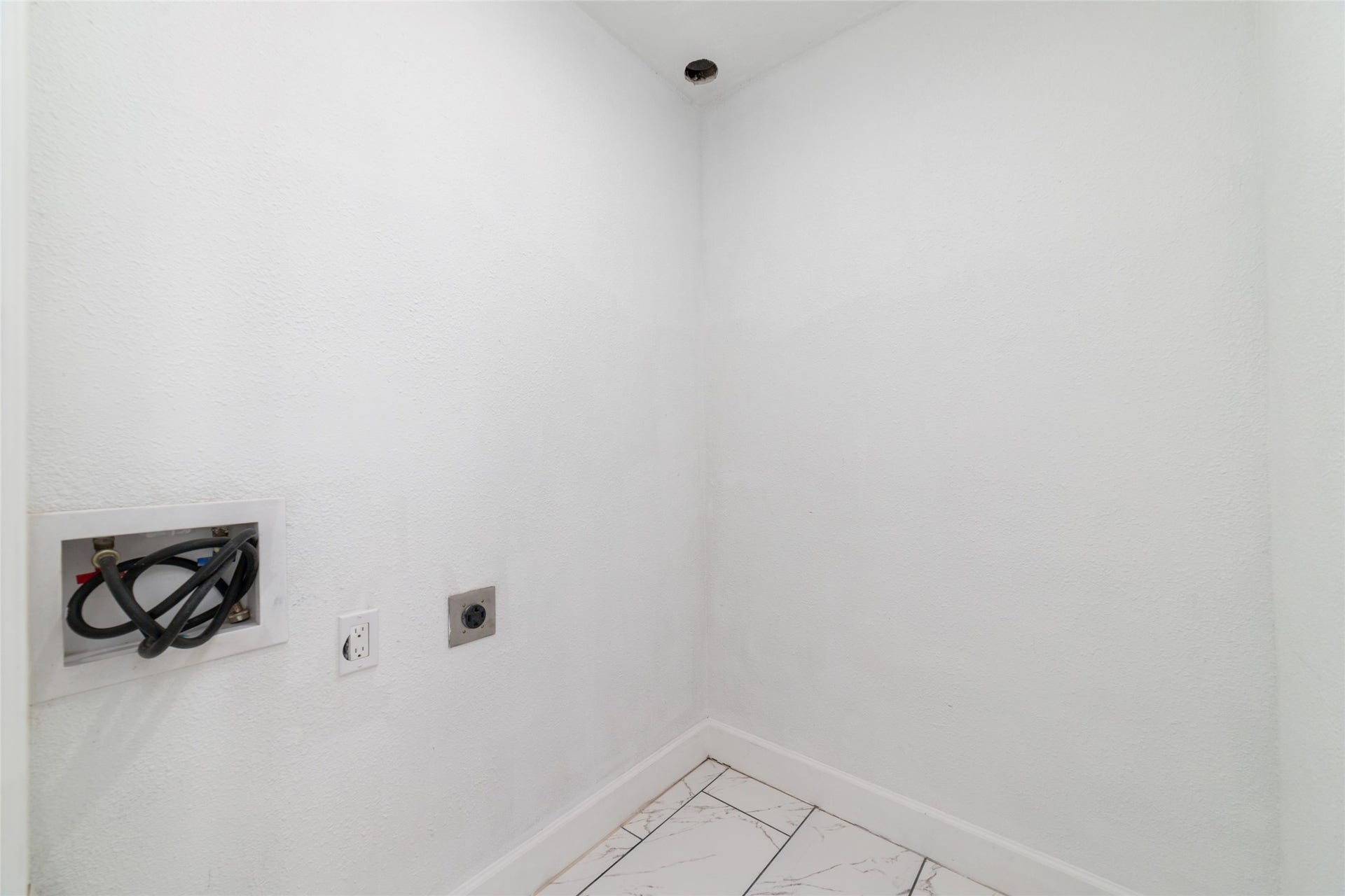 7125 Conley Street, Houston, TX 77021 Utility room inside the house.