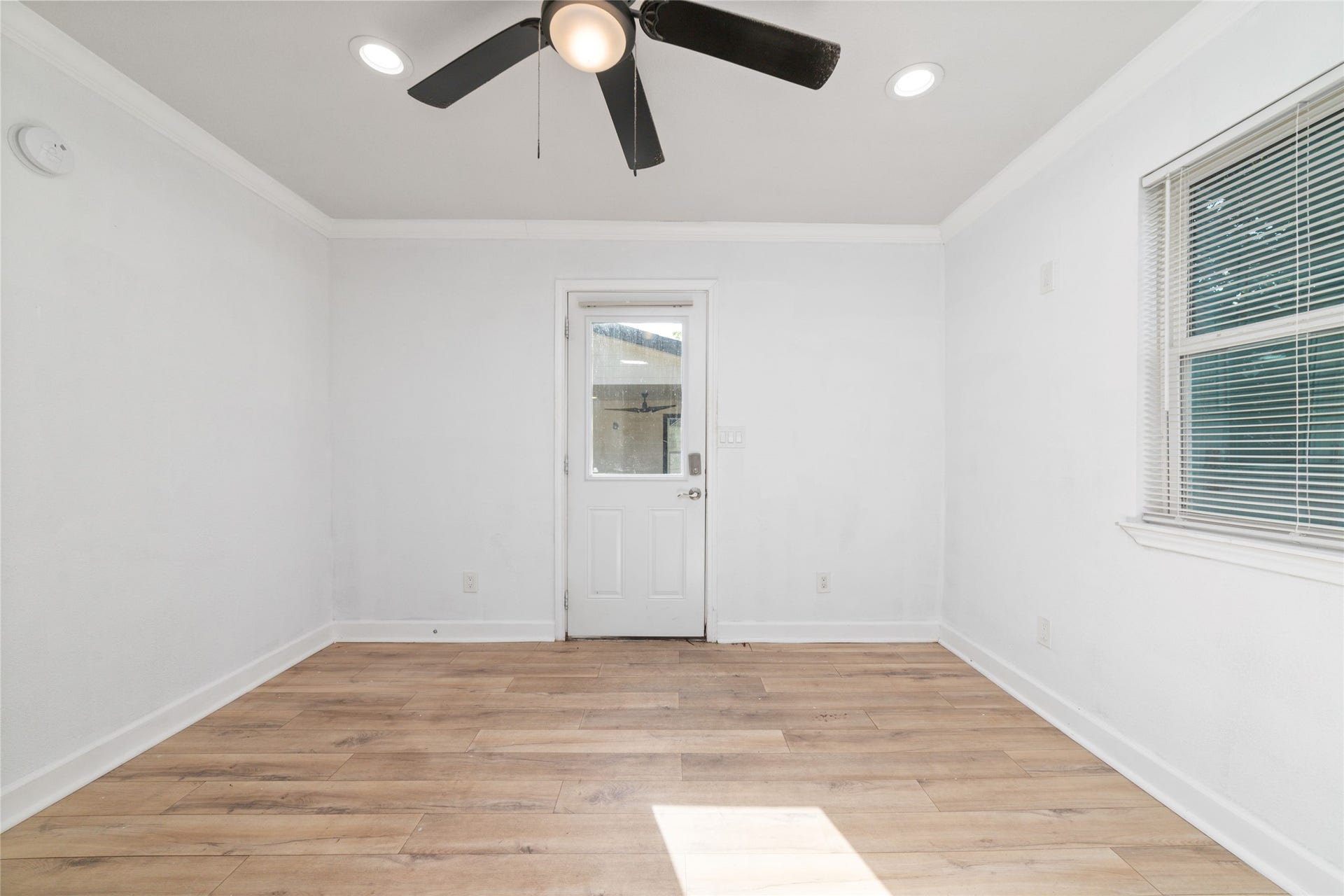 7125 Conley Street, Houston, TX 77021 This space is large enough for a bed and furniture.