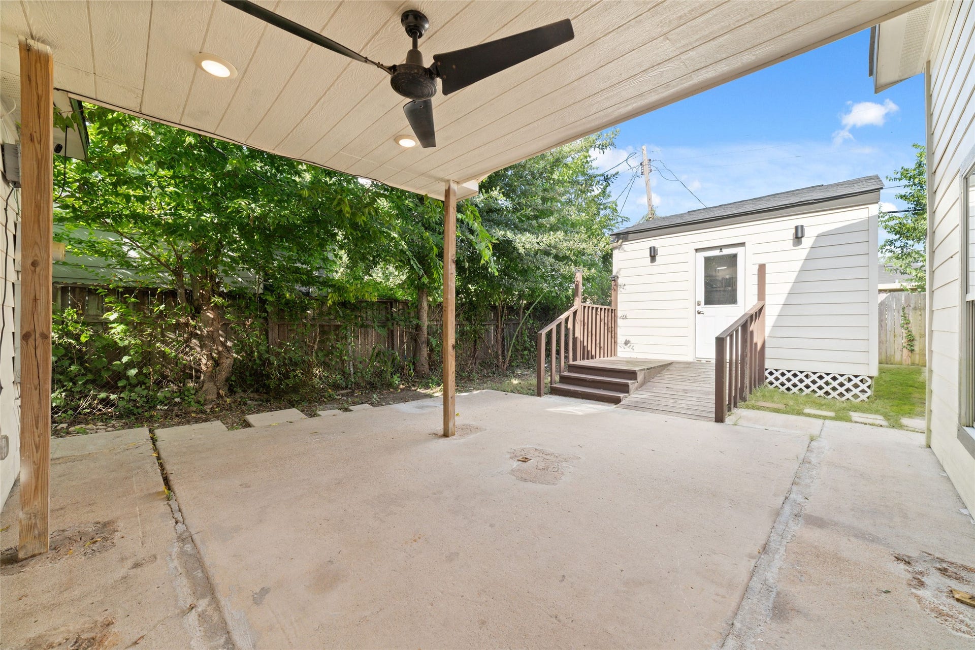 7125 Conley Street, Houston, TX 77021 The covered patio leads to one of the two dwellings that sit side by side.
