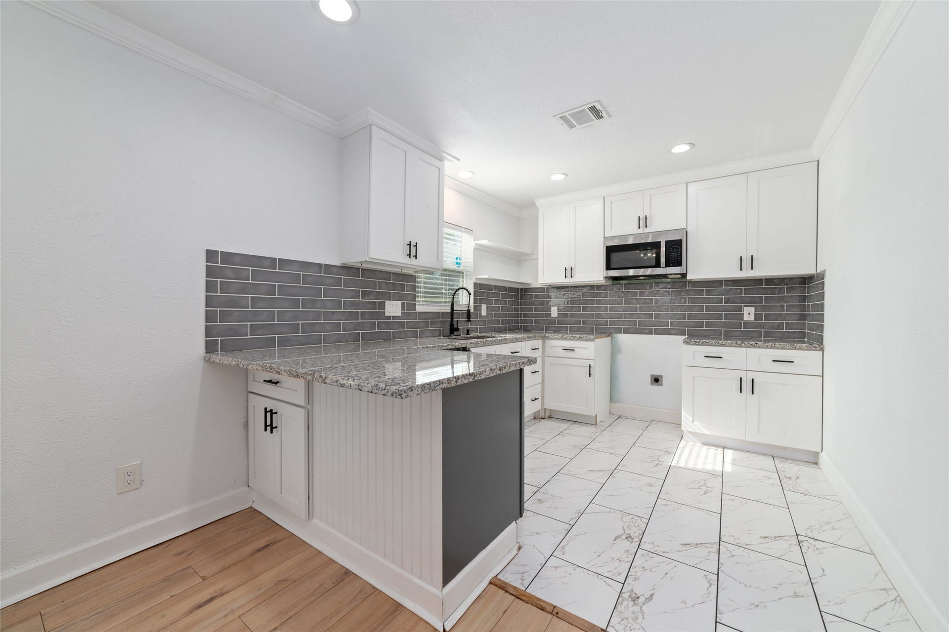 7125 Conley Street, Houston, TX 77021 Welcome inside your beautifully updated kitchen with a neutral, timeless color palette. A new stove has been placed in this kitchen.