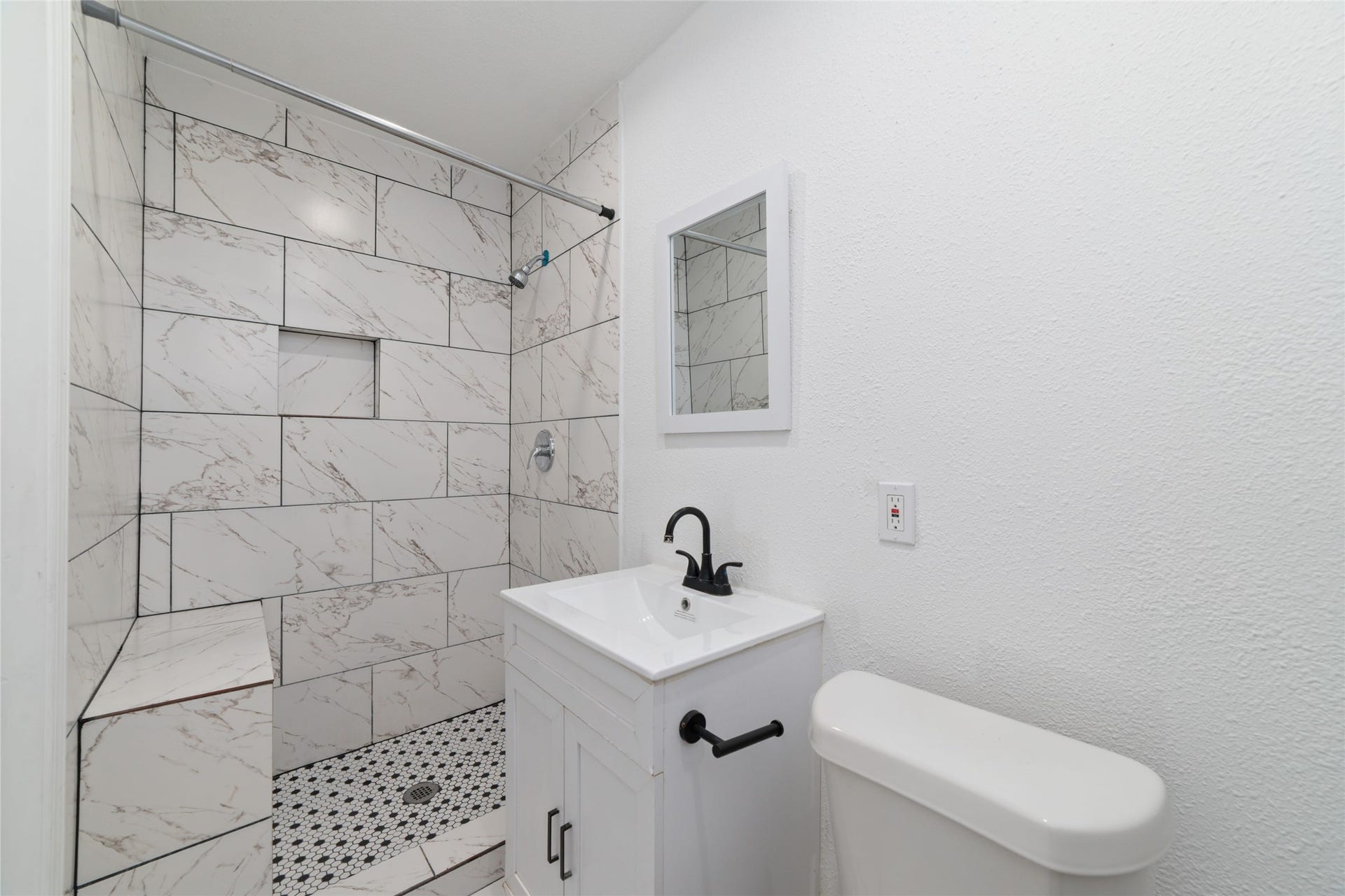 7125 Conley Street, Houston, TX 77021 Bathroom #3.
