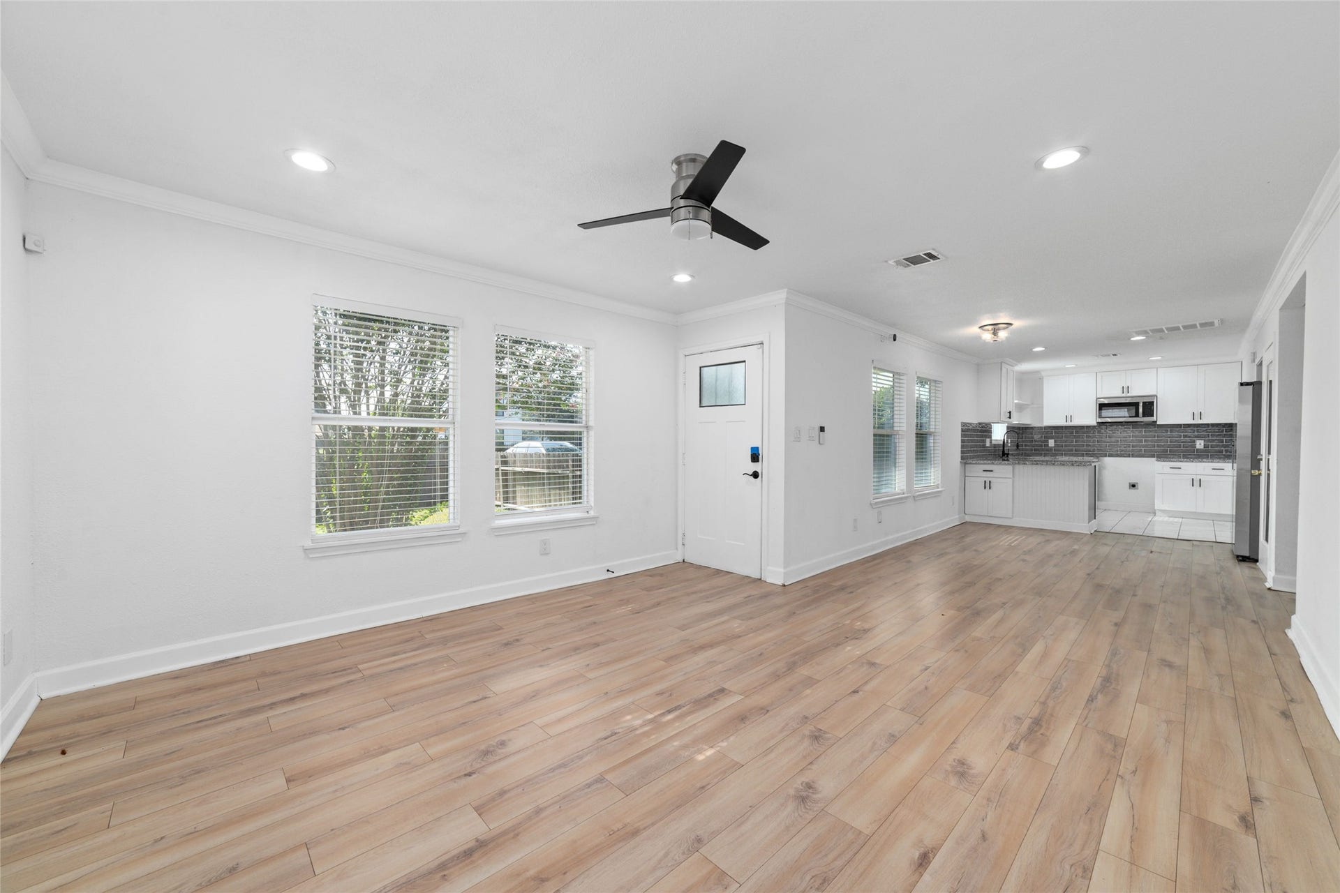 7125 Conley Street, Houston, TX 77021 Welcome inside this adorable, well-loved home that is an open concept floor plan. Just inside this front door, your family too that seamlessly flows into the dining space and your kitchen.