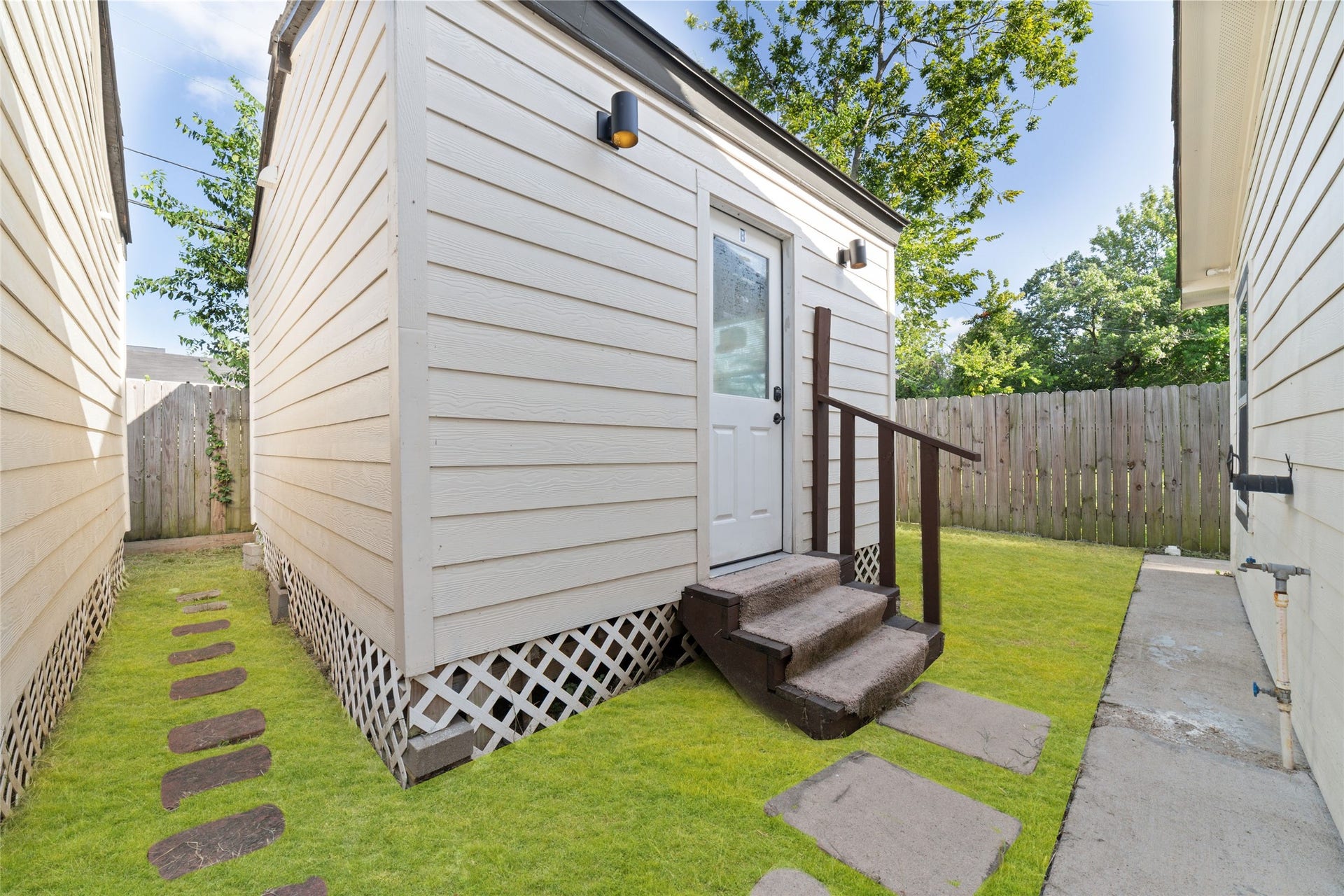 7125 Conley Street, Houston, TX 77021 One of two small dwellings with its own HVAC that can be a home office, additional bedroom or gym.