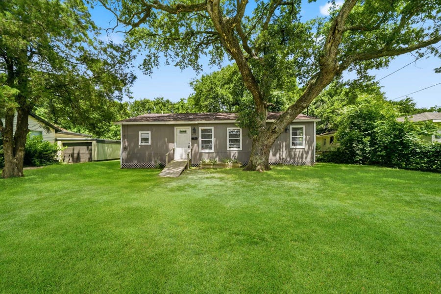 Property photo for 915 S Shanks Street, Clute, TX