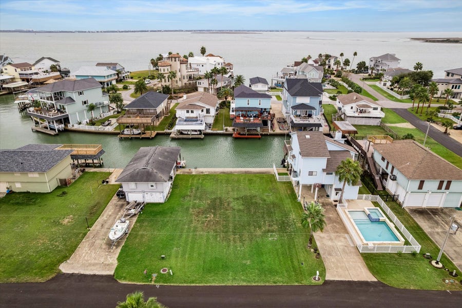 Property photo for 1223 Maui Dr, Tiki Island, TX
