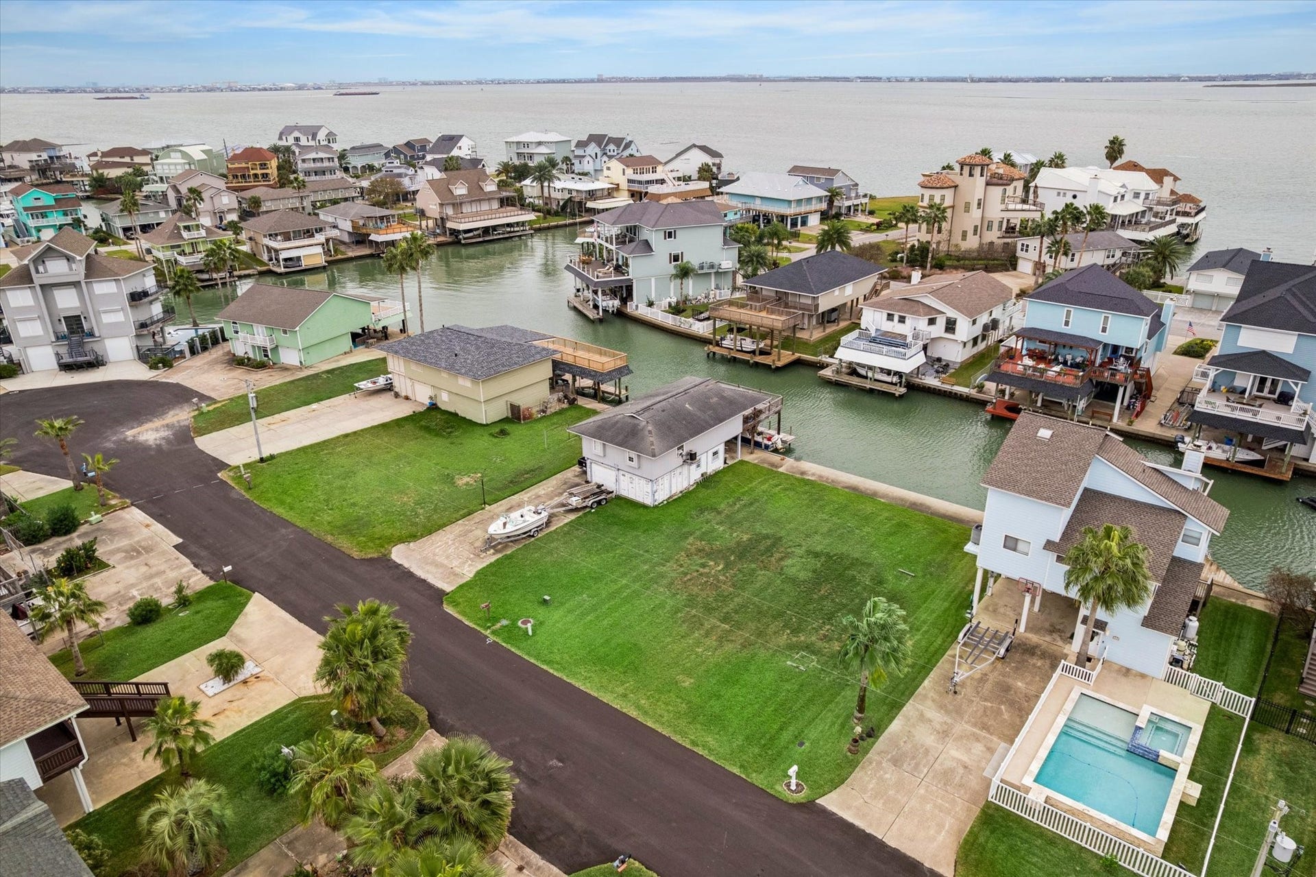 1223 Maui Dr, Tiki Island, TX 77554 1223 Maui Dr, Tiki Island, TX 77554