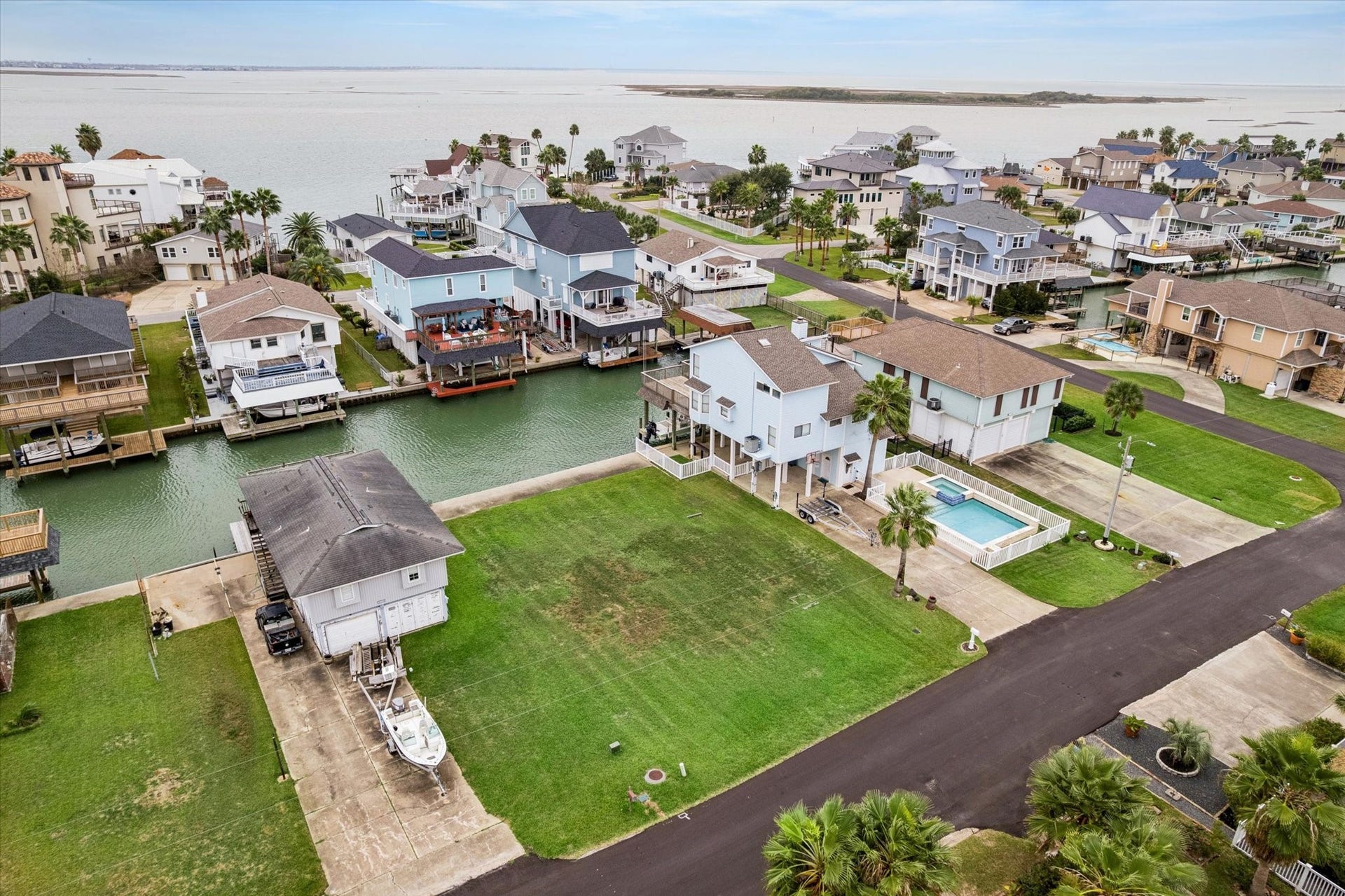 1223 Maui Dr, Tiki Island, TX 77554 1223 Maui Dr, Tiki Island, TX 77554