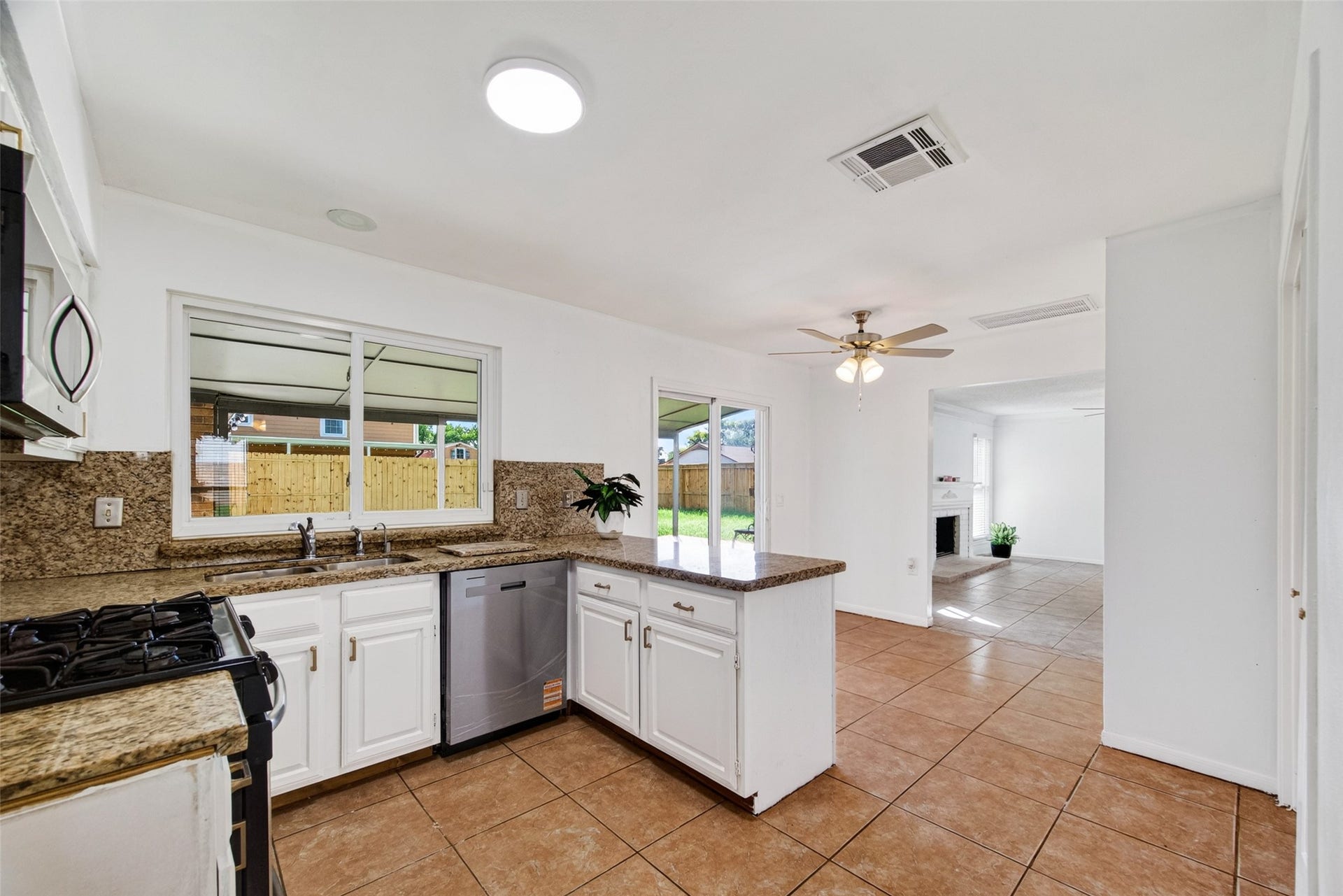 2328 Colleen Drive, Pearland, TX 77581 2328 Colleen Drive, Pearland, TX 77581