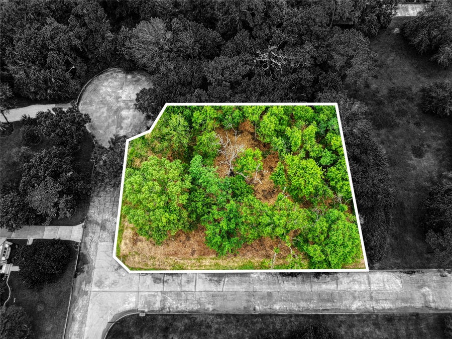 Property photo for 501 Colonial Drive, Friendswood, TX