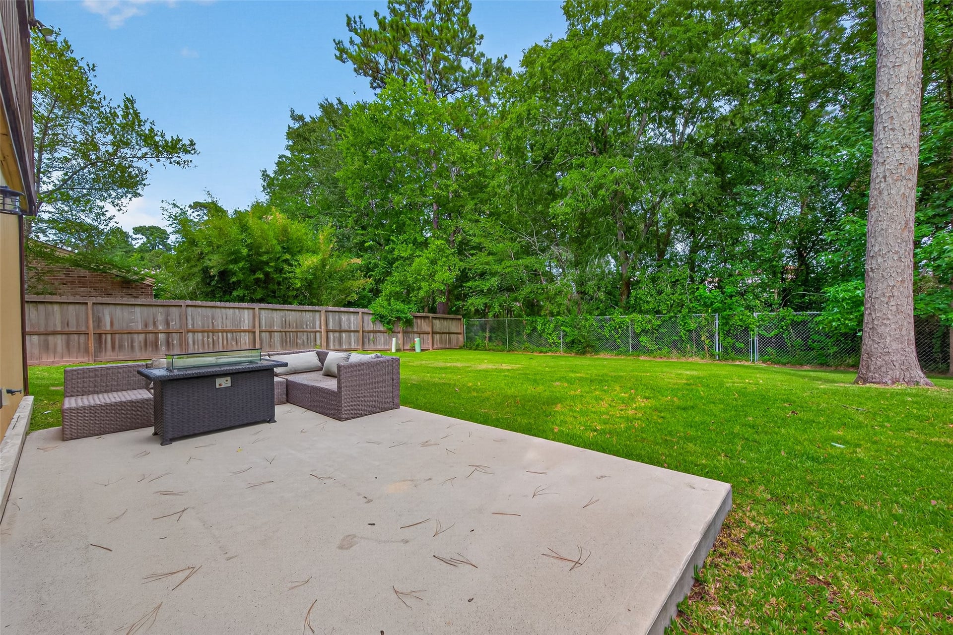 23610 Creekview Drive, Spring, TX 77389 23610 Creekview Drive, Spring, TX 77389