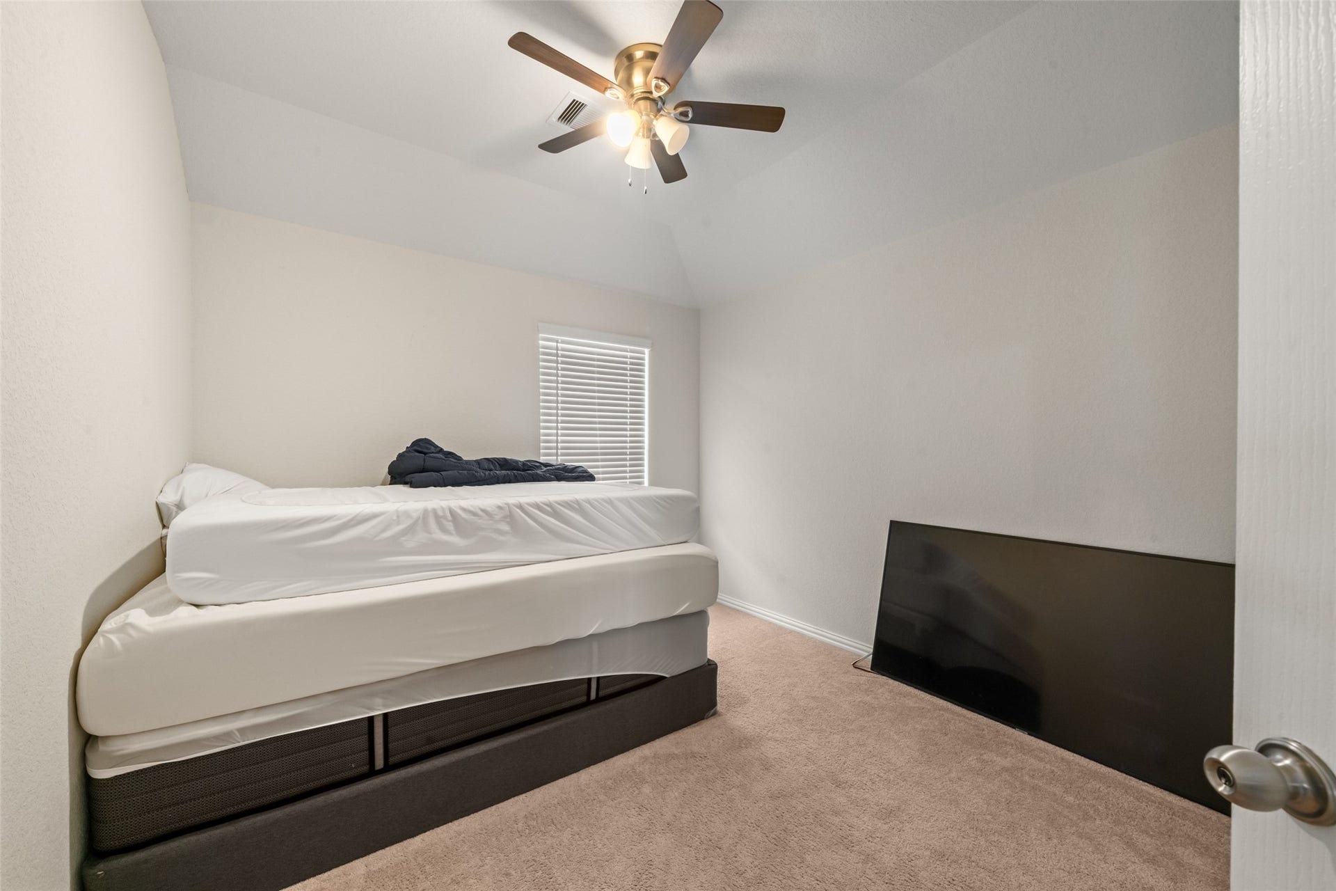 4509 Whitehaven Pine Way, Rosharon, TX 77583 Cozy bedroom featuring plush carpeting, a ceiling fan, and ample natural light from a well-sized window.