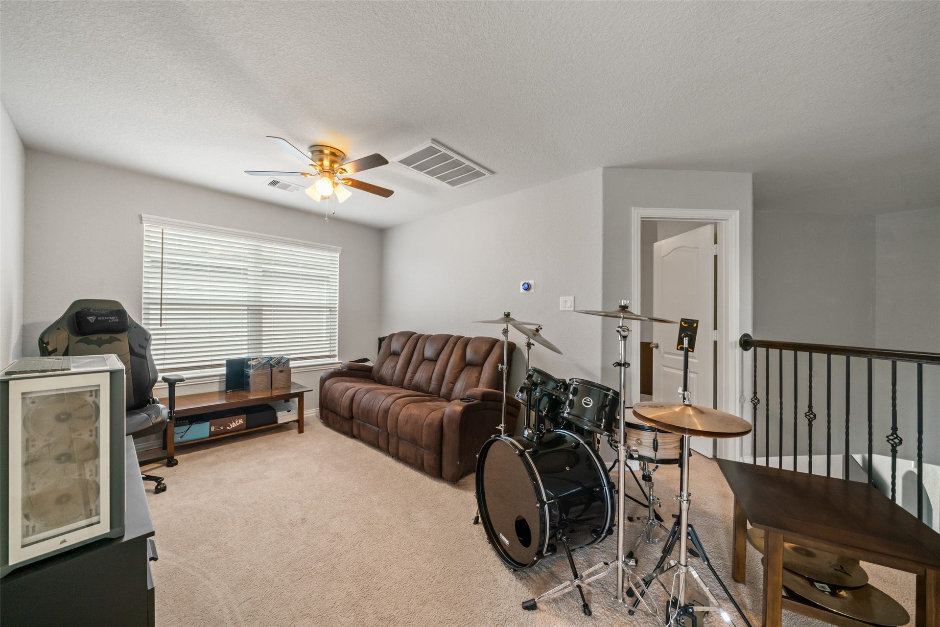 4509 Whitehaven Pine Way, Rosharon, TX 77583 Cozy game room with plush carpeting, perfect for entertainment or relaxation.