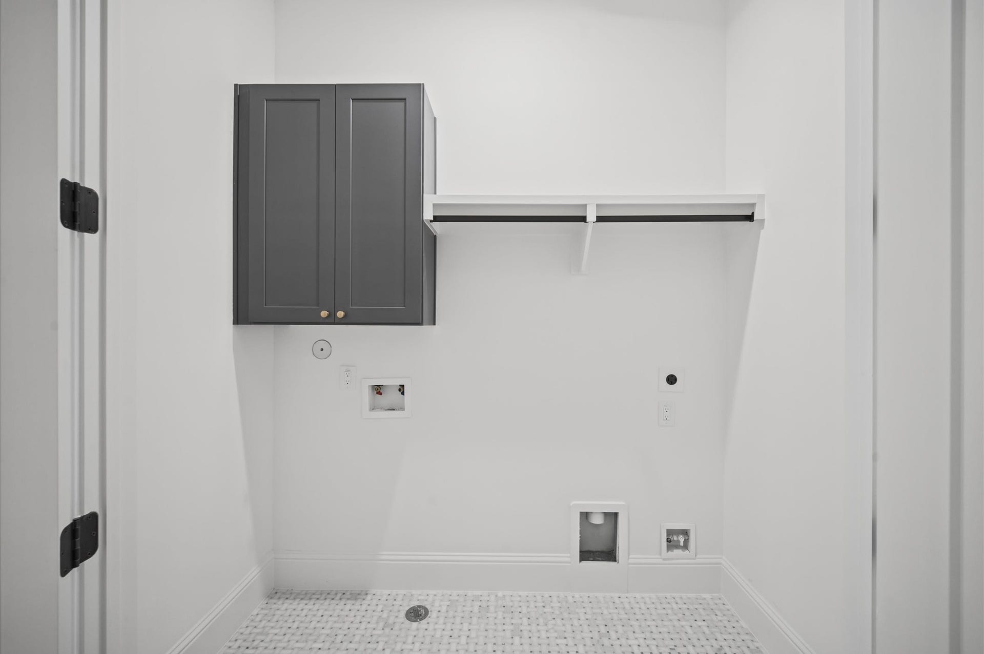 1320 Alexander Street, #A, Houston, TX 77008 Centrally-located laundry room with convenient access from all bedrooms.