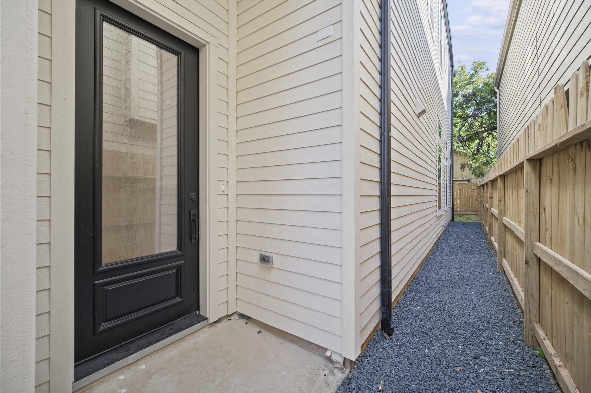 1320 Alexander Street, #A, Houston, TX 77008 Covered front entry with access to the backyard.