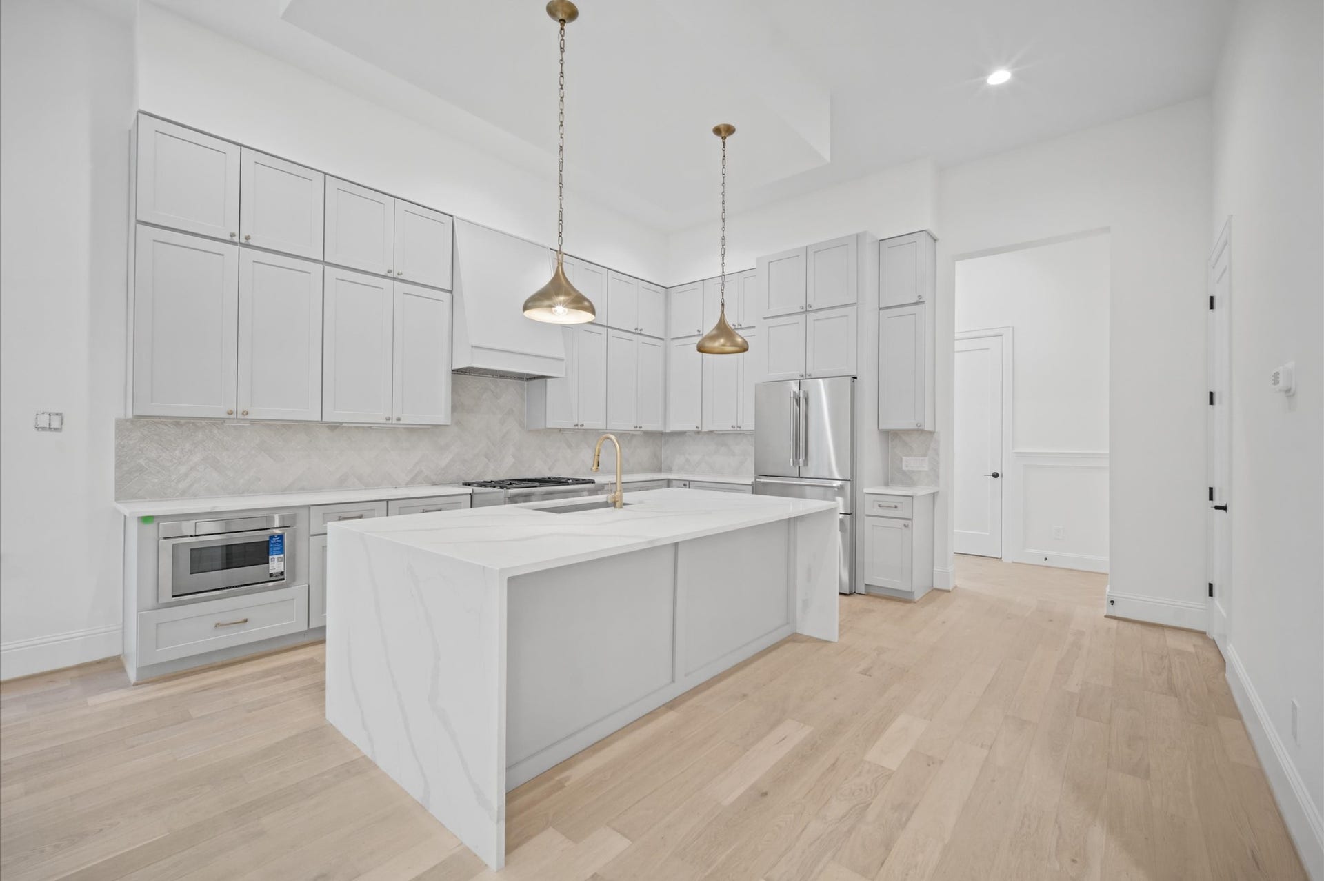 1320 Alexander Street, #A, Houston, TX 77008 Chef's kitchen includes a pre-installed fridge and Thermador stainless steel appliances.