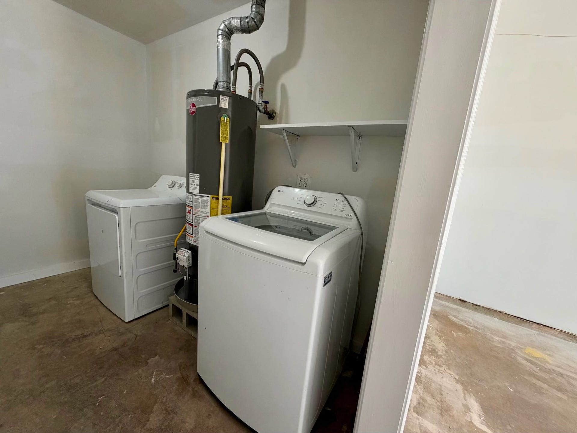 5527 Winding Creek Way Way, Houston, TX 77017 Utility Room in the garage. Washer & Dryer included