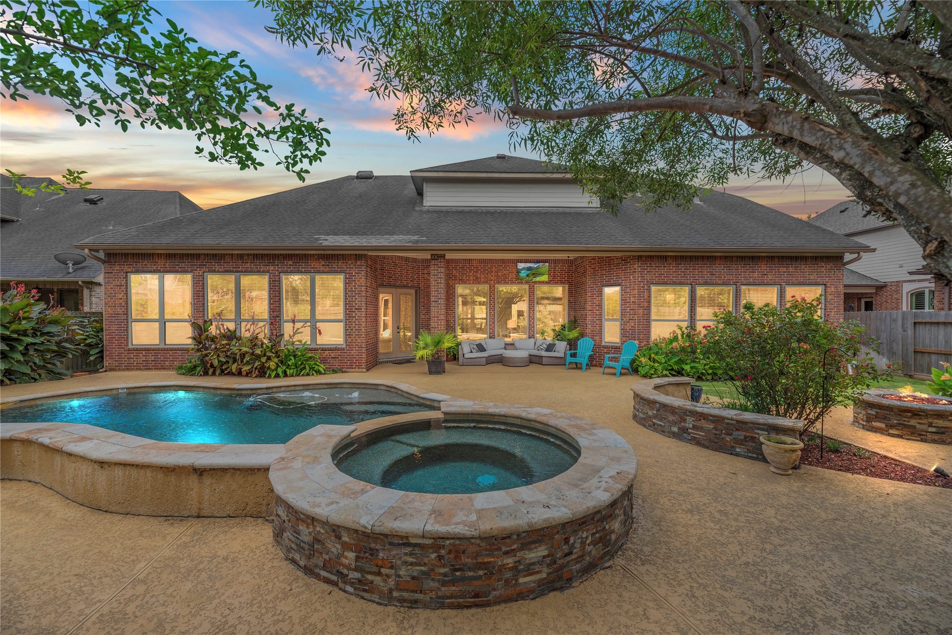 6115 Duke Trail Lane, Sugar Land, TX 77479 Stunning 2 story David Weekley built home in Riverstone - complete with your Private Oasis. Incredibly well kept on a large cul-de-sac lot with a beautiful sparkling pool and hot tub.