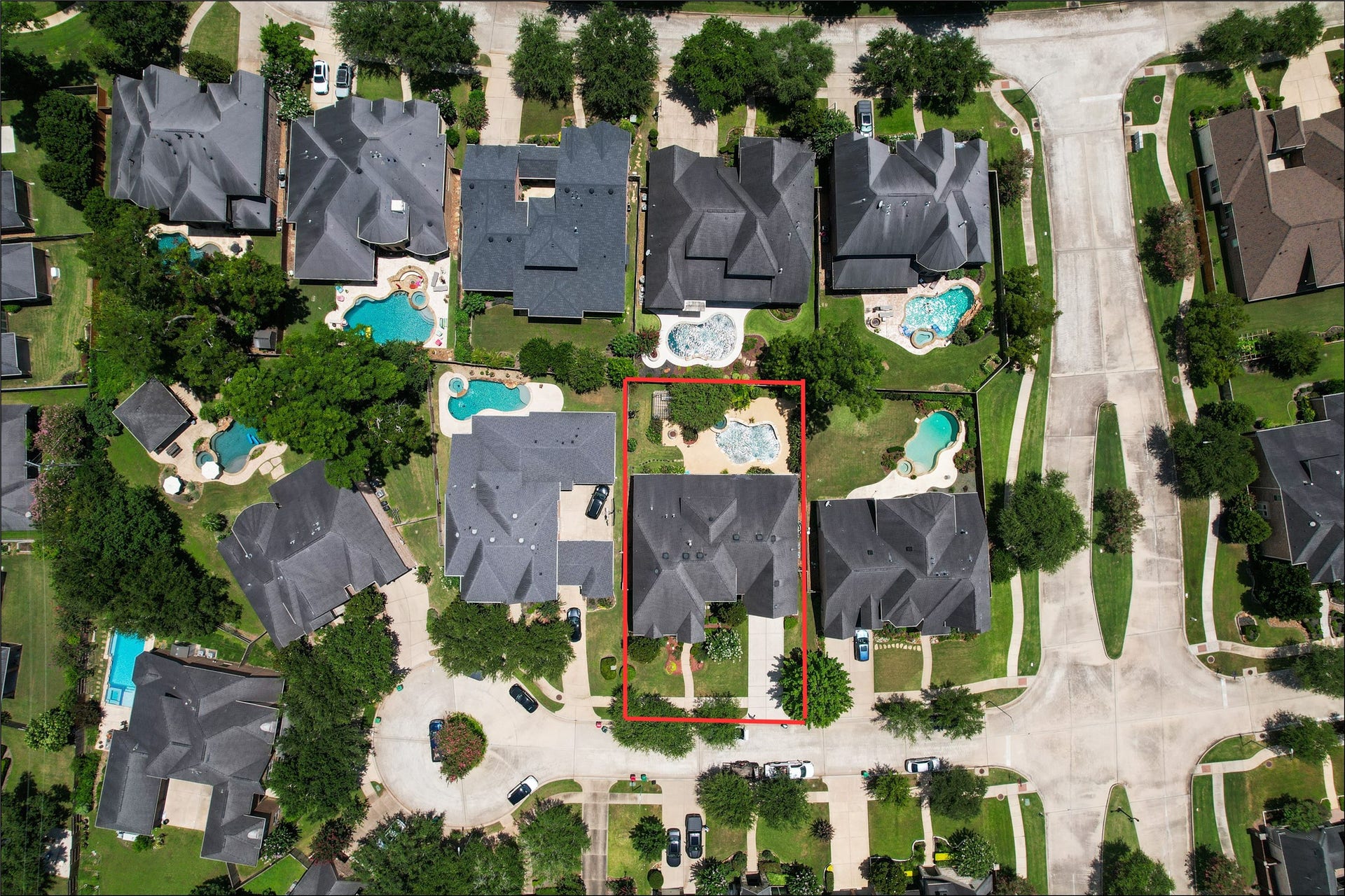 6115 Duke Trail Lane, Sugar Land, TX 77479 Stunning 2 story David Weekley built home in Riverstone - complete with your Private Oasis. Incredibly well kept on a large cul-de-sac lot with a beautiful sparkling pool and hot tub.