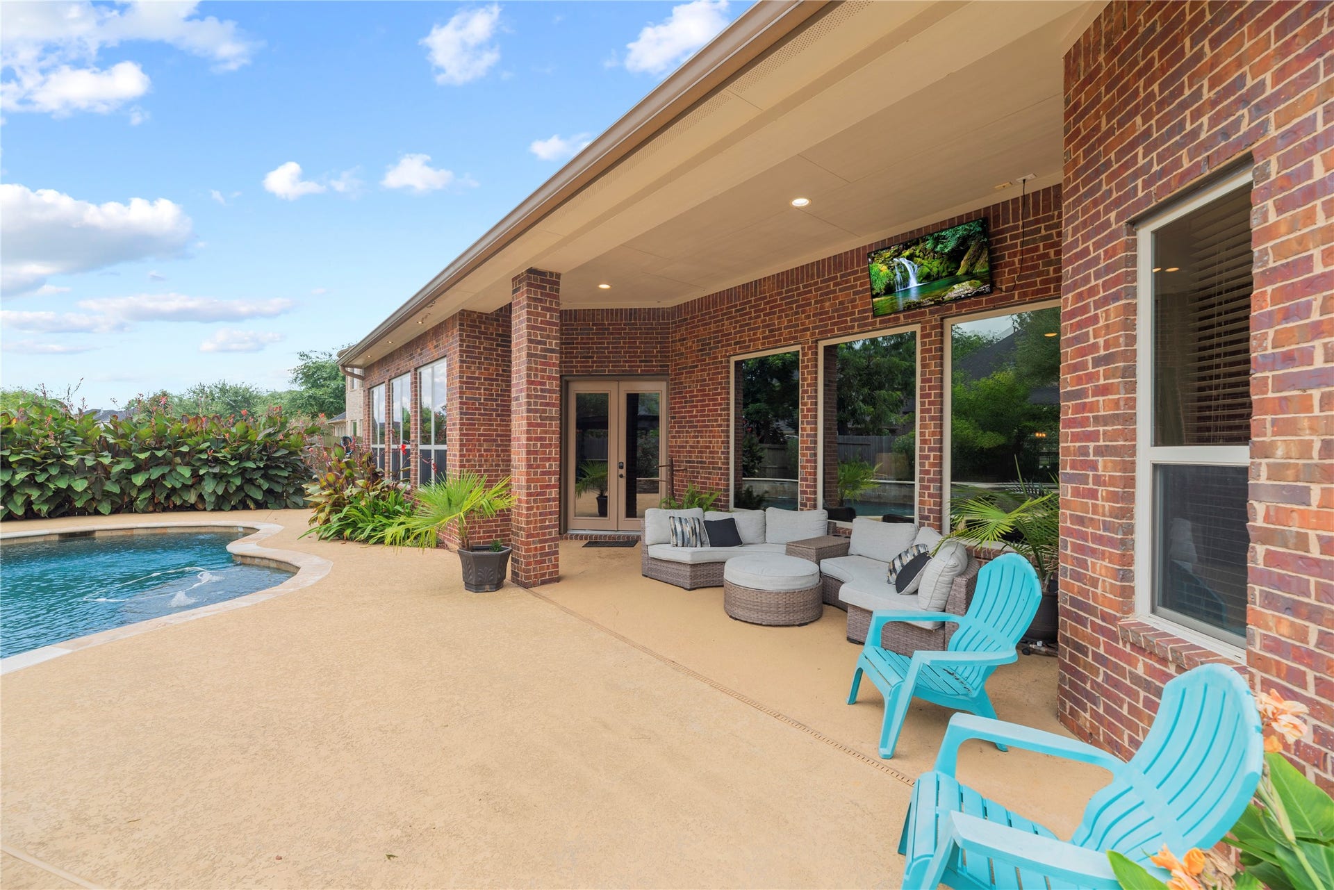 6115 Duke Trail Lane, Sugar Land, TX 77479 Plenty of space to relax in the shade under the covered patio or the sun